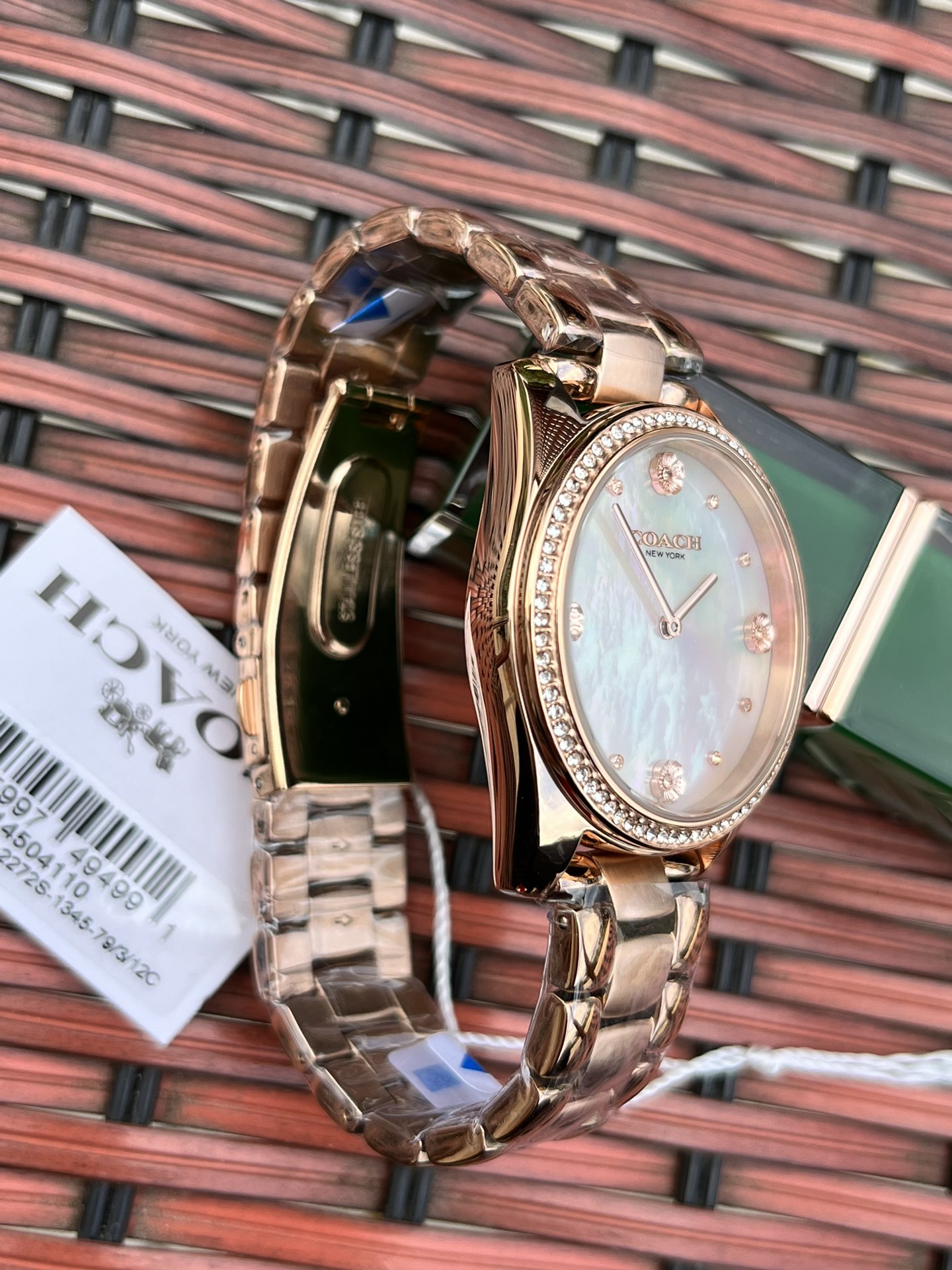 批💰220配盒
独家首发！COACH/蔻驰时尚精致简约指针钢带石英女表，经典时尚贝母面的表盘设计充满了活力，多角度展现璀璨的光泽，呈现立体的光泽效果，在设计中融入美式极简风，轻便简约，摩登经典，都市百搭款三珠链精钢表带防过敏，佩戴舒适，矿物强化玻璃境面通透清晰透亮。生活防水。型号：14504110 尺寸：36mm.配全套包装.