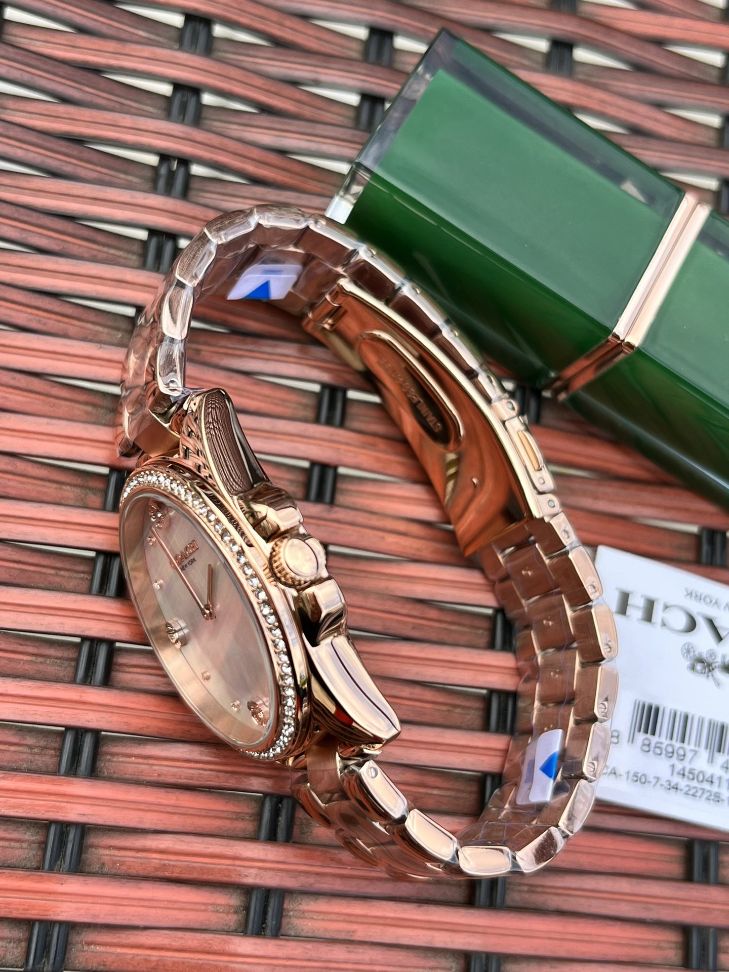 批💰220配盒
独家首发！COACH/蔻驰时尚精致简约指针钢带石英女表，经典时尚贝母面的表盘设计充满了活力，多角度展现璀璨的光泽，呈现立体的光泽效果，在设计中融入美式极简风，轻便简约，摩登经典，都市百搭款三珠链精钢表带防过敏，佩戴舒适，矿物强化玻璃境面通透清晰透亮。生活防水。型号：14504110 尺寸：36mm.配全套包装.