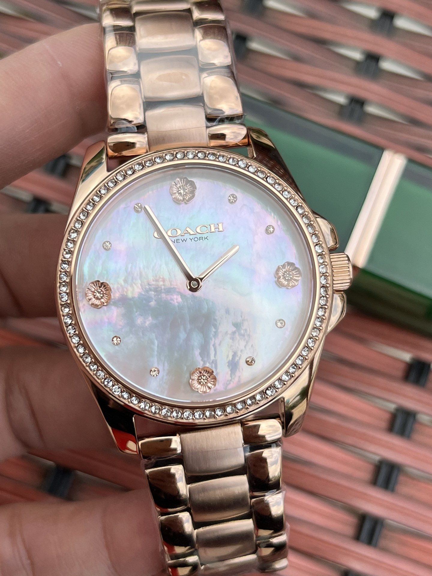 批💰220配盒
独家首发！COACH/蔻驰时尚精致简约指针钢带石英女表，经典时尚贝母面的表盘设计充满了活力，多角度展现璀璨的光泽，呈现立体的光泽效果，在设计中融入美式极简风，轻便简约，摩登经典，都市百搭款三珠链精钢表带防过敏，佩戴舒适，矿物强化玻璃境面通透清晰透亮。生活防水。型号：14504110 尺寸：36mm.配全套包装.