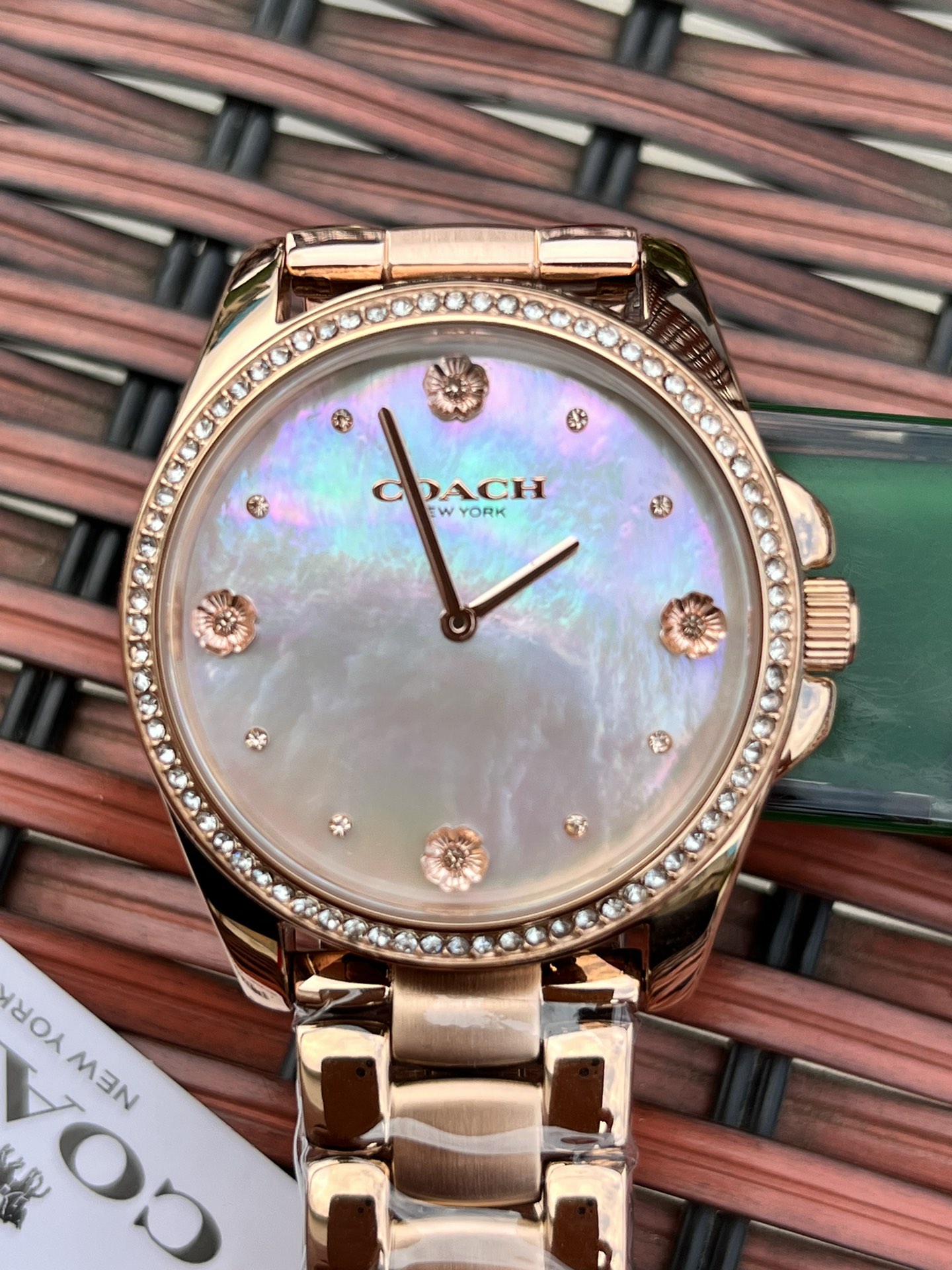 批💰220配盒
独家首发！COACH/蔻驰时尚精致简约指针钢带石英女表，经典时尚贝母面的表盘设计充满了活力，多角度展现璀璨的光泽，呈现立体的光泽效果，在设计中融入美式极简风，轻便简约，摩登经典，都市百搭款三珠链精钢表带防过敏，佩戴舒适，矿物强化玻璃境面通透清晰透亮。生活防水。型号：14504110 尺寸：36mm.配全套包装.