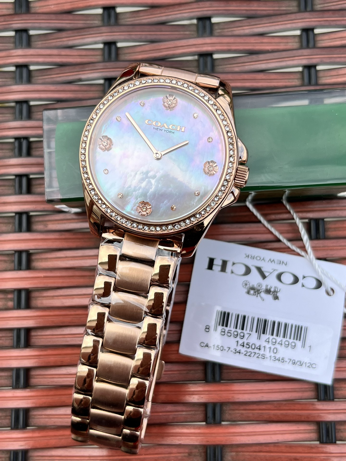 批💰220配盒
独家首发！COACH/蔻驰时尚精致简约指针钢带石英女表，经典时尚贝母面的表盘设计充满了活力，多角度展现璀璨的光泽，呈现立体的光泽效果，在设计中融入美式极简风，轻便简约，摩登经典，都市百搭款三珠链精钢表带防过敏，佩戴舒适，矿物强化玻璃境面通透清晰透亮。生活防水。型号：14504110 尺寸：36mm.配全套包装.