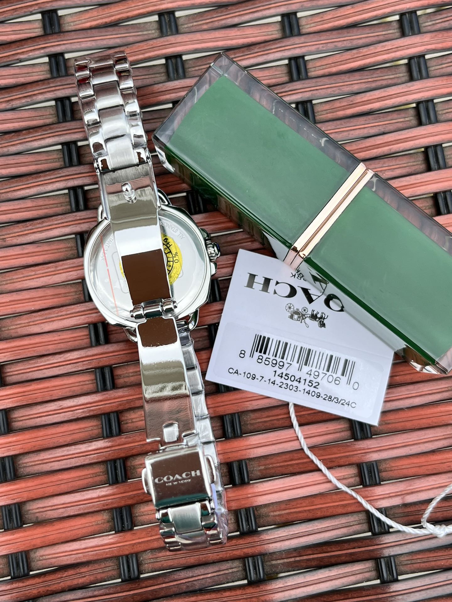 批💰210配盒
独家首发！COACH/蔻驰时尚精致简约指针钢带石英女表，镶钻时标刻度日辉纹表盘设计成为一抹点睛之笔，独特的枕形表壳外圈饰以经典LOGO点缀增添利落个性风范，简洁的设计充满视觉张力，不张扬不平庸流露出干练又克制的美，多角度展现璀璨的光泽，呈现立体的光泽效果，在设计中让优雅与休闲相遇融入美式极简风，轻便简约，摩登经典，都市百搭款三珠链精钢表带防过敏，佩戴腕间邂逅前卫时尚品味匠心质感。生活防水。尺寸：28mm.配全套包装