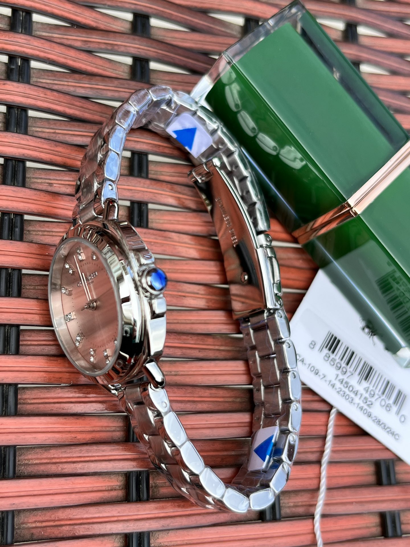 批💰210配盒
独家首发！COACH/蔻驰时尚精致简约指针钢带石英女表，镶钻时标刻度日辉纹表盘设计成为一抹点睛之笔，独特的枕形表壳外圈饰以经典LOGO点缀增添利落个性风范，简洁的设计充满视觉张力，不张扬不平庸流露出干练又克制的美，多角度展现璀璨的光泽，呈现立体的光泽效果，在设计中让优雅与休闲相遇融入美式极简风，轻便简约，摩登经典，都市百搭款三珠链精钢表带防过敏，佩戴腕间邂逅前卫时尚品味匠心质感。生活防水。尺寸：28mm.配全套包装