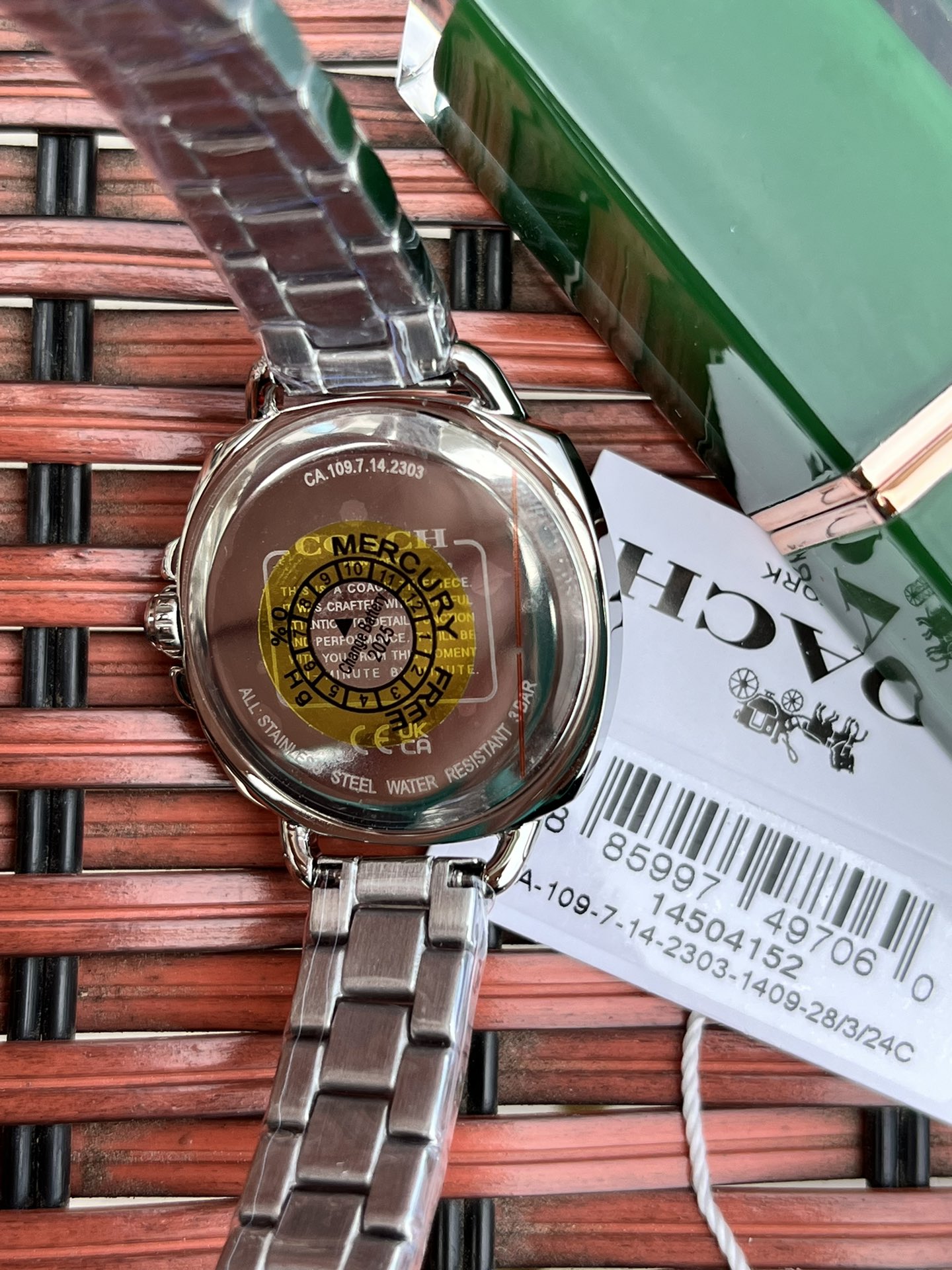 批💰210配盒
独家首发！COACH/蔻驰时尚精致简约指针钢带石英女表，镶钻时标刻度日辉纹表盘设计成为一抹点睛之笔，独特的枕形表壳外圈饰以经典LOGO点缀增添利落个性风范，简洁的设计充满视觉张力，不张扬不平庸流露出干练又克制的美，多角度展现璀璨的光泽，呈现立体的光泽效果，在设计中让优雅与休闲相遇融入美式极简风，轻便简约，摩登经典，都市百搭款三珠链精钢表带防过敏，佩戴腕间邂逅前卫时尚品味匠心质感。生活防水。尺寸：28mm.配全套包装