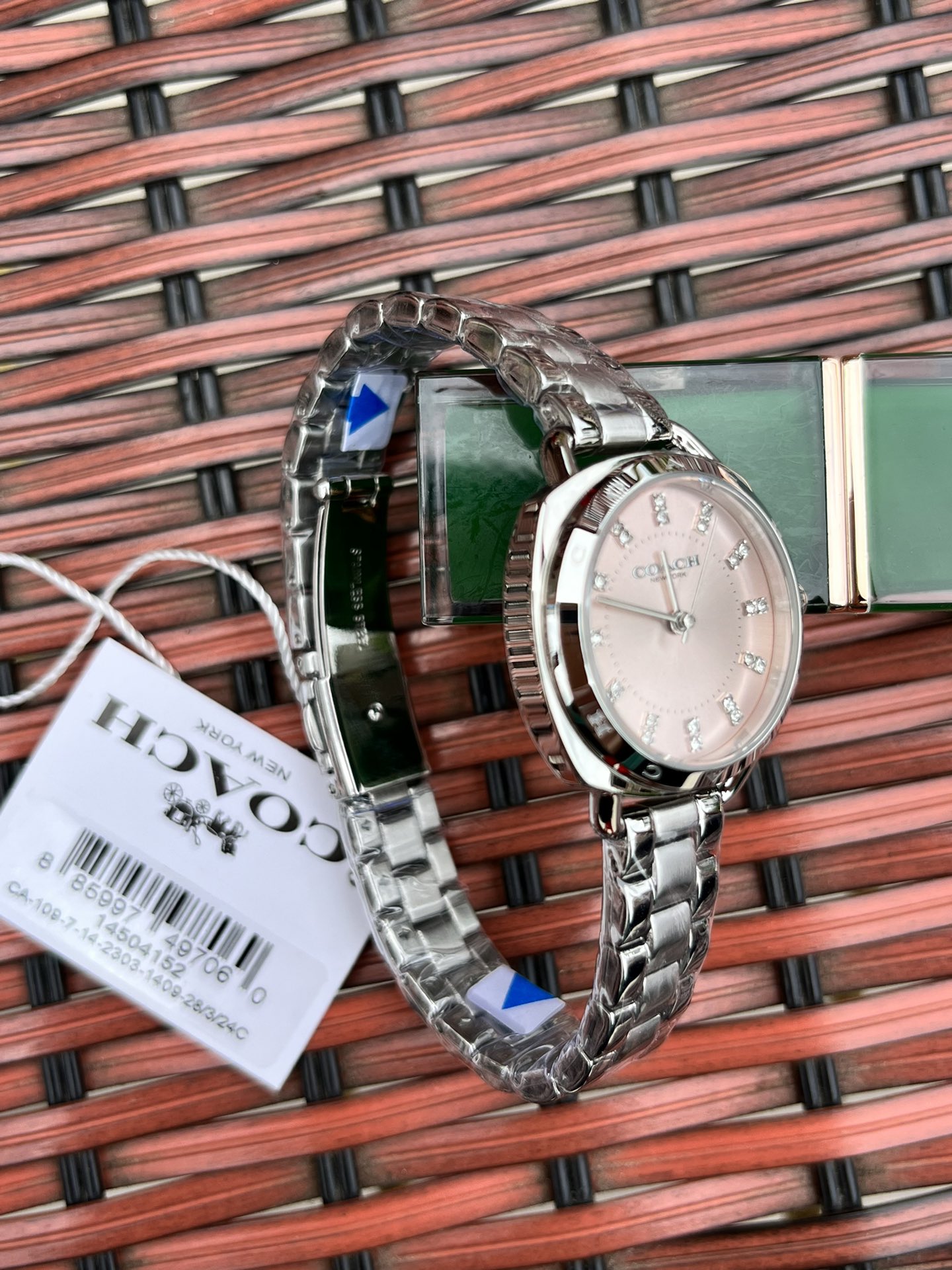 批💰210配盒
独家首发！COACH/蔻驰时尚精致简约指针钢带石英女表，镶钻时标刻度日辉纹表盘设计成为一抹点睛之笔，独特的枕形表壳外圈饰以经典LOGO点缀增添利落个性风范，简洁的设计充满视觉张力，不张扬不平庸流露出干练又克制的美，多角度展现璀璨的光泽，呈现立体的光泽效果，在设计中让优雅与休闲相遇融入美式极简风，轻便简约，摩登经典，都市百搭款三珠链精钢表带防过敏，佩戴腕间邂逅前卫时尚品味匠心质感。生活防水。尺寸：28mm.配全套包装