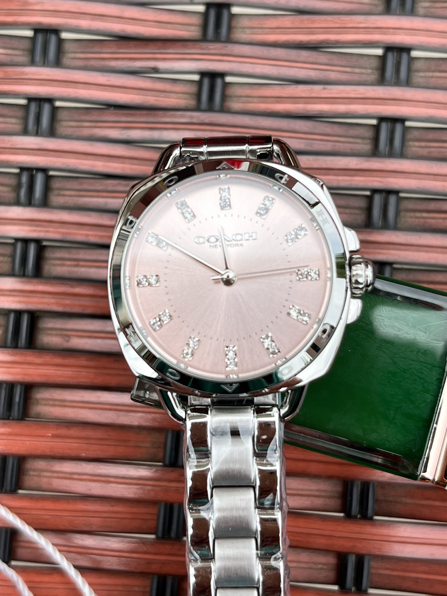 批💰210配盒
独家首发！COACH/蔻驰时尚精致简约指针钢带石英女表，镶钻时标刻度日辉纹表盘设计成为一抹点睛之笔，独特的枕形表壳外圈饰以经典LOGO点缀增添利落个性风范，简洁的设计充满视觉张力，不张扬不平庸流露出干练又克制的美，多角度展现璀璨的光泽，呈现立体的光泽效果，在设计中让优雅与休闲相遇融入美式极简风，轻便简约，摩登经典，都市百搭款三珠链精钢表带防过敏，佩戴腕间邂逅前卫时尚品味匠心质感。生活防水。尺寸：28mm.配全套包装