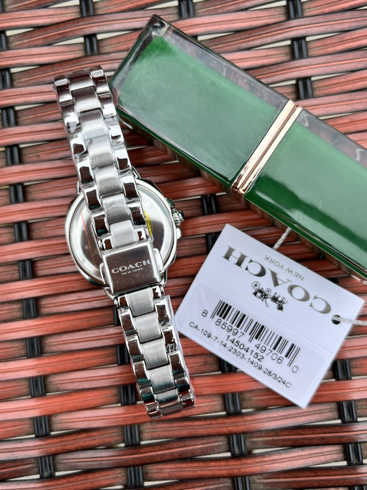 批💰210配盒
独家首发！COACH/蔻驰时尚精致简约指针钢带石英女表，镶钻时标刻度日辉纹表盘设计成为一抹点睛之笔，独特的枕形表壳外圈饰以经典LOGO点缀增添利落个性风范，简洁的设计充满视觉张力，不张扬不平庸流露出干练又克制的美，多角度展现璀璨的光泽，呈现立体的光泽效果，在设计中让优雅与休闲相遇融入美式极简风，轻便简约，摩登经典，都市百搭款三珠链精钢表带防过敏，佩戴腕间邂逅前卫时尚品味匠心质感。生活防水。尺寸：28mm.配全套包装