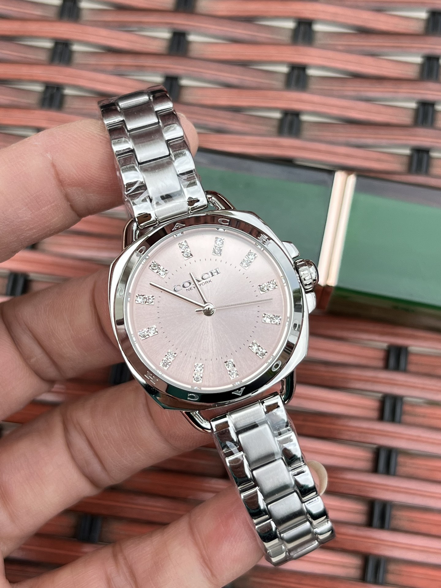 批💰210配盒
独家首发！COACH/蔻驰时尚精致简约指针钢带石英女表，镶钻时标刻度日辉纹表盘设计成为一抹点睛之笔，独特的枕形表壳外圈饰以经典LOGO点缀增添利落个性风范，简洁的设计充满视觉张力，不张扬不平庸流露出干练又克制的美，多角度展现璀璨的光泽，呈现立体的光泽效果，在设计中让优雅与休闲相遇融入美式极简风，轻便简约，摩登经典，都市百搭款三珠链精钢表带防过敏，佩戴腕间邂逅前卫时尚品味匠心质感。生活防水。尺寸：28mm.配全套包装