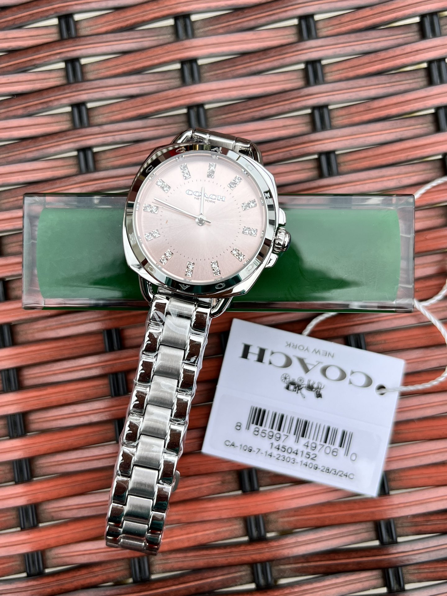 批💰210配盒
独家首发！COACH/蔻驰时尚精致简约指针钢带石英女表，镶钻时标刻度日辉纹表盘设计成为一抹点睛之笔，独特的枕形表壳外圈饰以经典LOGO点缀增添利落个性风范，简洁的设计充满视觉张力，不张扬不平庸流露出干练又克制的美，多角度展现璀璨的光泽，呈现立体的光泽效果，在设计中让优雅与休闲相遇融入美式极简风，轻便简约，摩登经典，都市百搭款三珠链精钢表带防过敏，佩戴腕间邂逅前卫时尚品味匠心质感。生活防水。尺寸：28mm.配全套包装