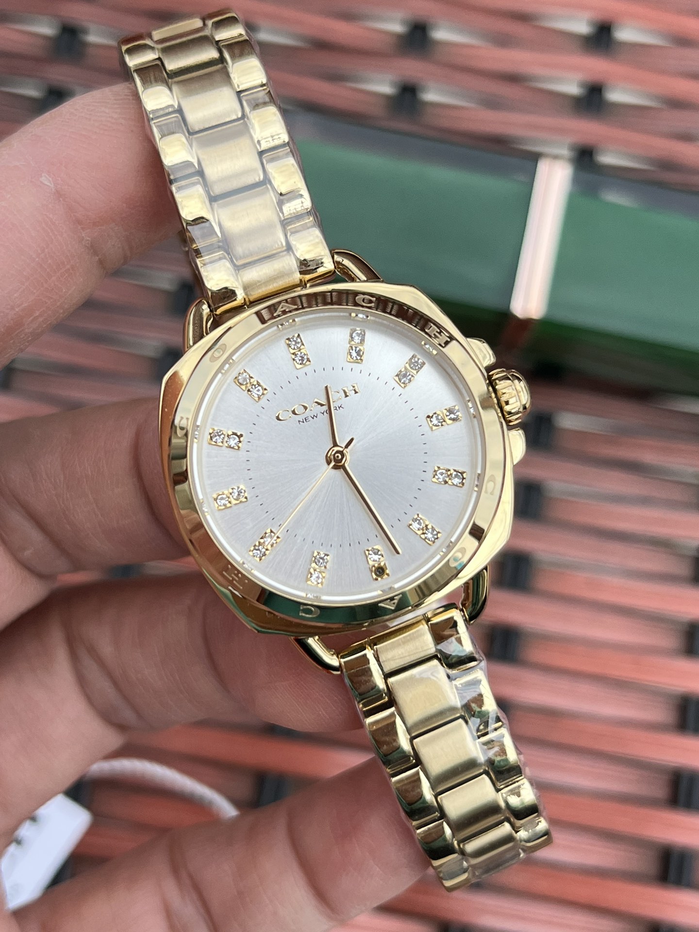 批💰210配盒
独家首发！COACH/蔻驰时尚精致简约指针钢带石英女表，镶钻时标刻度日辉纹表盘设计成为一抹点睛之笔，独特的枕形表壳外圈饰以经典LOGO点缀增添利落个性风范，简洁的设计充满视觉张力，不张扬不平庸流露出干练又克制的美，多角度展现璀璨的光泽，呈现立体的光泽效果，在设计中让优雅与休闲相遇融入美式极简风，轻便简约，摩登经典，都市百搭款三珠链精钢表带防过敏，佩戴腕间邂逅前卫时尚品味匠心质感。生活防水。尺寸：28mm.配全套包装