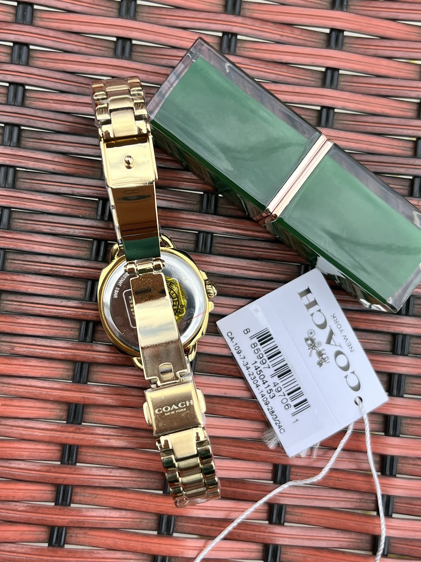 批💰210配盒
独家首发！COACH/蔻驰时尚精致简约指针钢带石英女表，镶钻时标刻度日辉纹表盘设计成为一抹点睛之笔，独特的枕形表壳外圈饰以经典LOGO点缀增添利落个性风范，简洁的设计充满视觉张力，不张扬不平庸流露出干练又克制的美，多角度展现璀璨的光泽，呈现立体的光泽效果，在设计中让优雅与休闲相遇融入美式极简风，轻便简约，摩登经典，都市百搭款三珠链精钢表带防过敏，佩戴腕间邂逅前卫时尚品味匠心质感。生活防水。尺寸：28mm.配全套包装