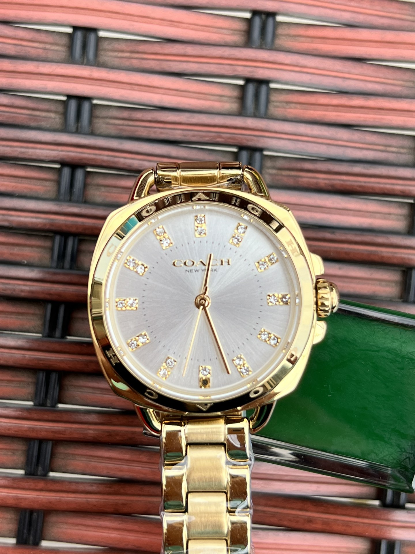 批💰210配盒
独家首发！COACH/蔻驰时尚精致简约指针钢带石英女表，镶钻时标刻度日辉纹表盘设计成为一抹点睛之笔，独特的枕形表壳外圈饰以经典LOGO点缀增添利落个性风范，简洁的设计充满视觉张力，不张扬不平庸流露出干练又克制的美，多角度展现璀璨的光泽，呈现立体的光泽效果，在设计中让优雅与休闲相遇融入美式极简风，轻便简约，摩登经典，都市百搭款三珠链精钢表带防过敏，佩戴腕间邂逅前卫时尚品味匠心质感。生活防水。尺寸：28mm.配全套包装