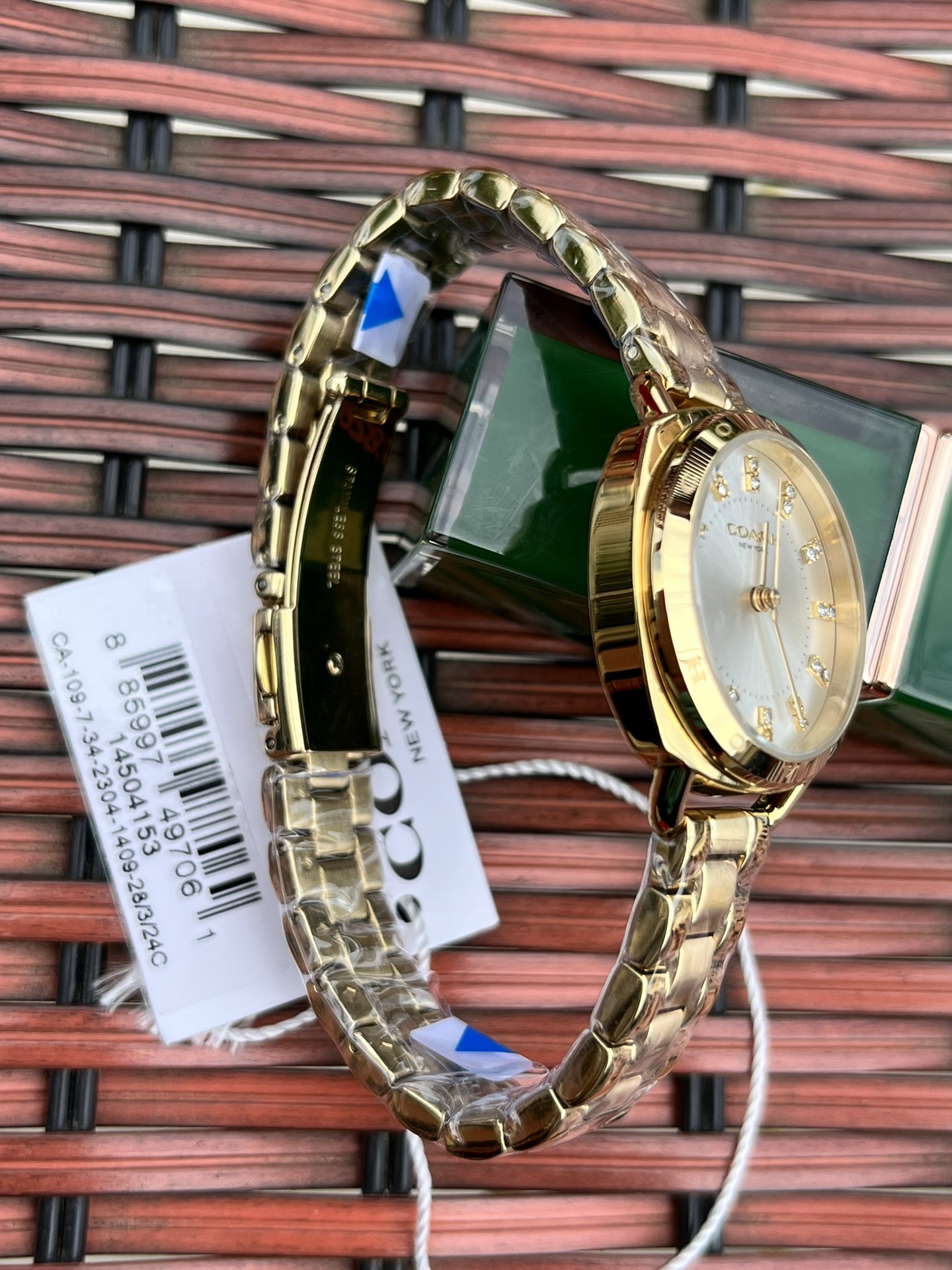 批💰210配盒
独家首发！COACH/蔻驰时尚精致简约指针钢带石英女表，镶钻时标刻度日辉纹表盘设计成为一抹点睛之笔，独特的枕形表壳外圈饰以经典LOGO点缀增添利落个性风范，简洁的设计充满视觉张力，不张扬不平庸流露出干练又克制的美，多角度展现璀璨的光泽，呈现立体的光泽效果，在设计中让优雅与休闲相遇融入美式极简风，轻便简约，摩登经典，都市百搭款三珠链精钢表带防过敏，佩戴腕间邂逅前卫时尚品味匠心质感。生活防水。尺寸：28mm.配全套包装