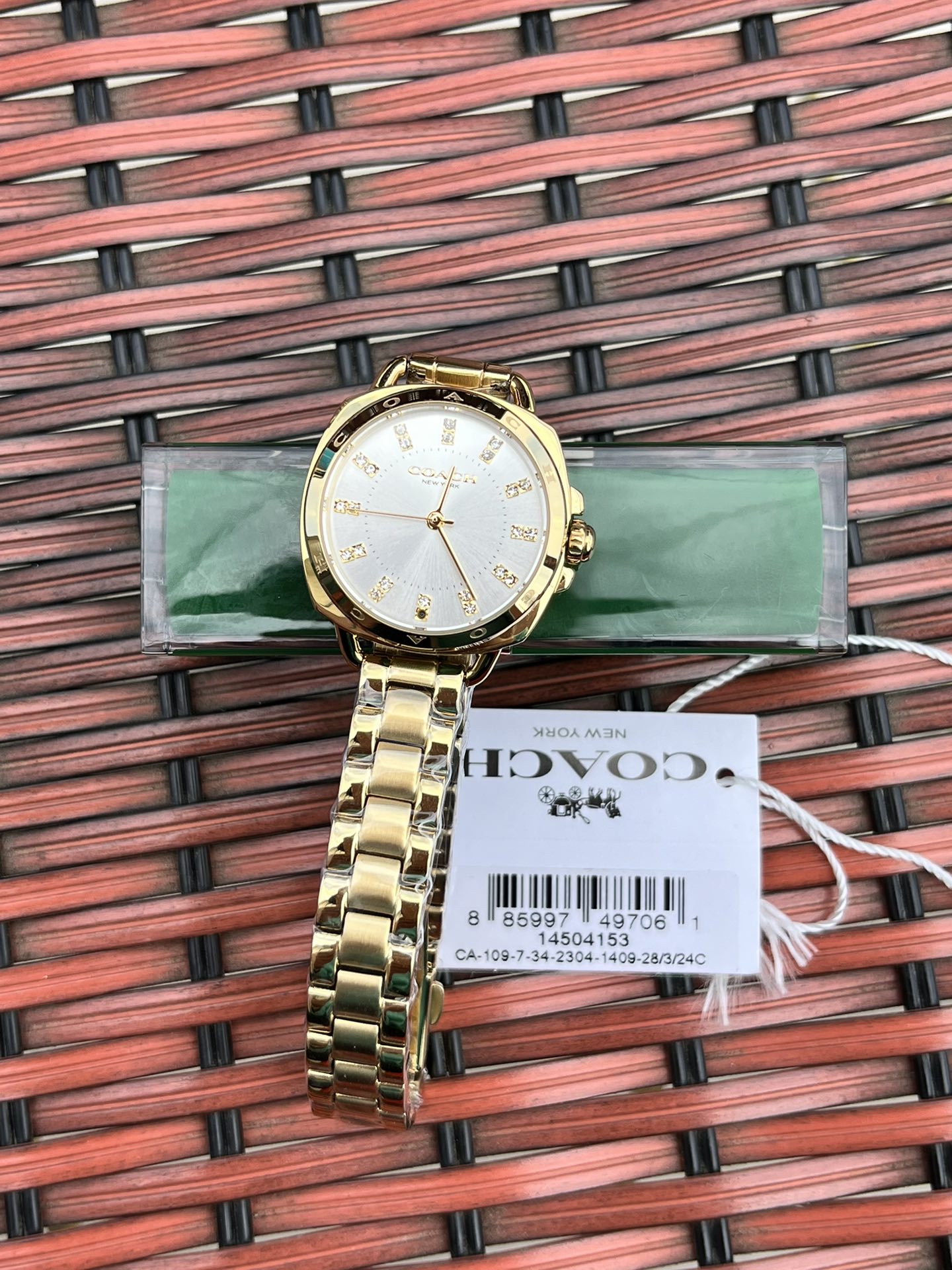 批💰210配盒
独家首发！COACH/蔻驰时尚精致简约指针钢带石英女表，镶钻时标刻度日辉纹表盘设计成为一抹点睛之笔，独特的枕形表壳外圈饰以经典LOGO点缀增添利落个性风范，简洁的设计充满视觉张力，不张扬不平庸流露出干练又克制的美，多角度展现璀璨的光泽，呈现立体的光泽效果，在设计中让优雅与休闲相遇融入美式极简风，轻便简约，摩登经典，都市百搭款三珠链精钢表带防过敏，佩戴腕间邂逅前卫时尚品味匠心质感。生活防水。尺寸：28mm.配全套包装