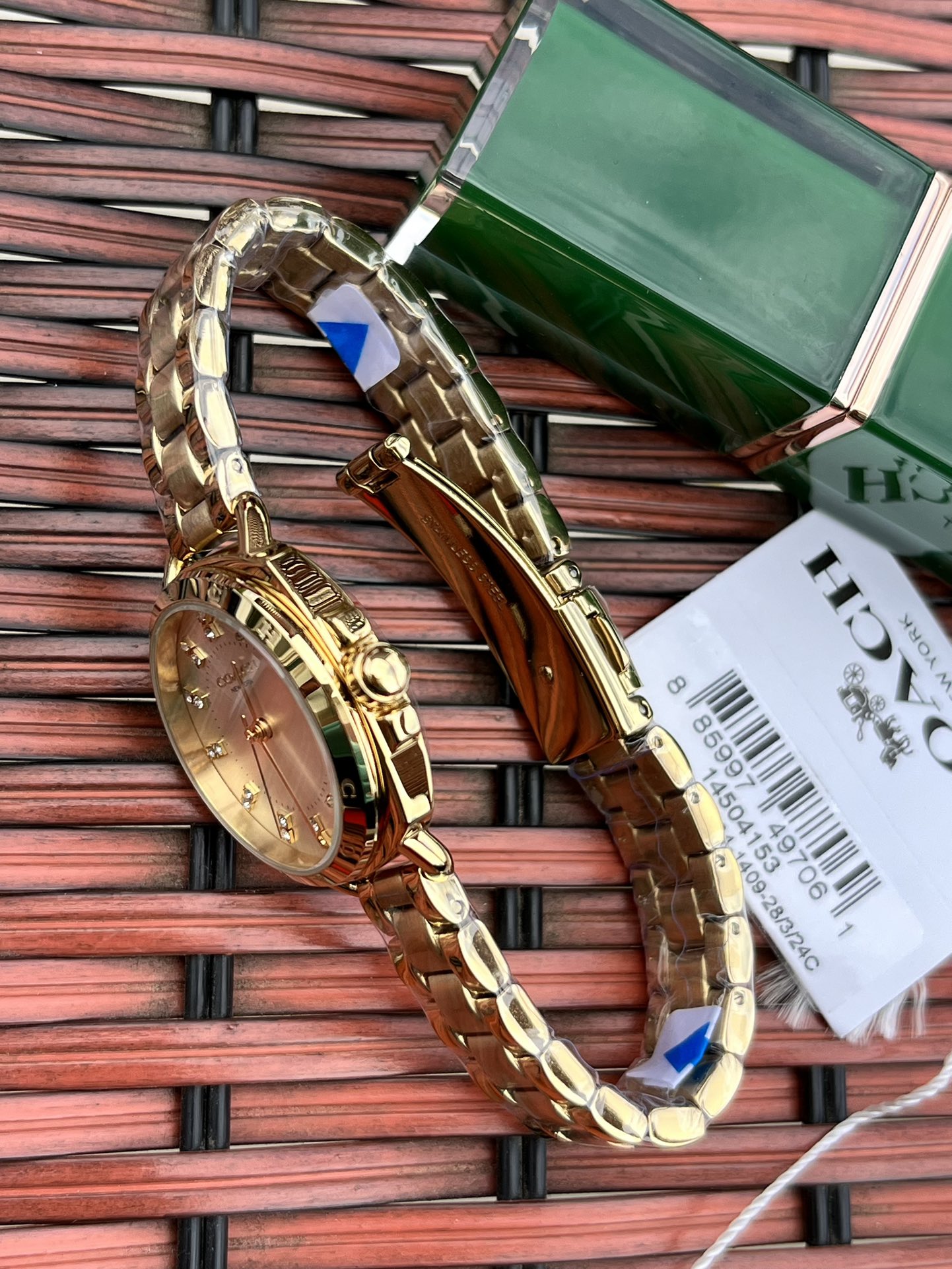 批💰210配盒
独家首发！COACH/蔻驰时尚精致简约指针钢带石英女表，镶钻时标刻度日辉纹表盘设计成为一抹点睛之笔，独特的枕形表壳外圈饰以经典LOGO点缀增添利落个性风范，简洁的设计充满视觉张力，不张扬不平庸流露出干练又克制的美，多角度展现璀璨的光泽，呈现立体的光泽效果，在设计中让优雅与休闲相遇融入美式极简风，轻便简约，摩登经典，都市百搭款三珠链精钢表带防过敏，佩戴腕间邂逅前卫时尚品味匠心质感。生活防水。尺寸：28mm.配全套包装