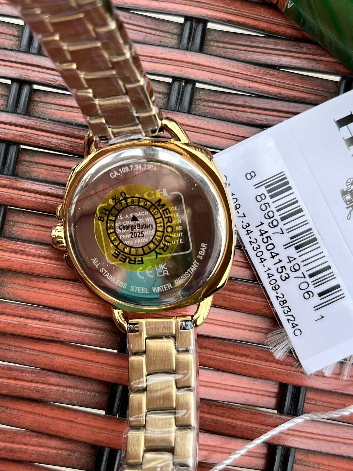 批💰210配盒
独家首发！COACH/蔻驰时尚精致简约指针钢带石英女表，镶钻时标刻度日辉纹表盘设计成为一抹点睛之笔，独特的枕形表壳外圈饰以经典LOGO点缀增添利落个性风范，简洁的设计充满视觉张力，不张扬不平庸流露出干练又克制的美，多角度展现璀璨的光泽，呈现立体的光泽效果，在设计中让优雅与休闲相遇融入美式极简风，轻便简约，摩登经典，都市百搭款三珠链精钢表带防过敏，佩戴腕间邂逅前卫时尚品味匠心质感。生活防水。尺寸：28mm.配全套包装