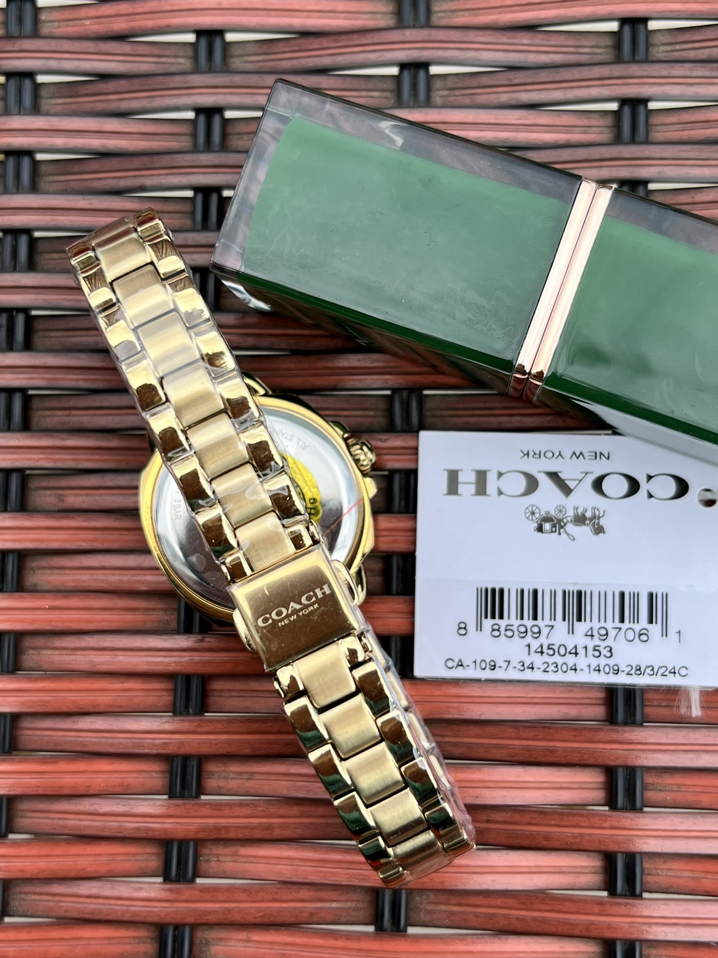 批💰210配盒
独家首发！COACH/蔻驰时尚精致简约指针钢带石英女表，镶钻时标刻度日辉纹表盘设计成为一抹点睛之笔，独特的枕形表壳外圈饰以经典LOGO点缀增添利落个性风范，简洁的设计充满视觉张力，不张扬不平庸流露出干练又克制的美，多角度展现璀璨的光泽，呈现立体的光泽效果，在设计中让优雅与休闲相遇融入美式极简风，轻便简约，摩登经典，都市百搭款三珠链精钢表带防过敏，佩戴腕间邂逅前卫时尚品味匠心质感。生活防水。尺寸：28mm.配全套包装