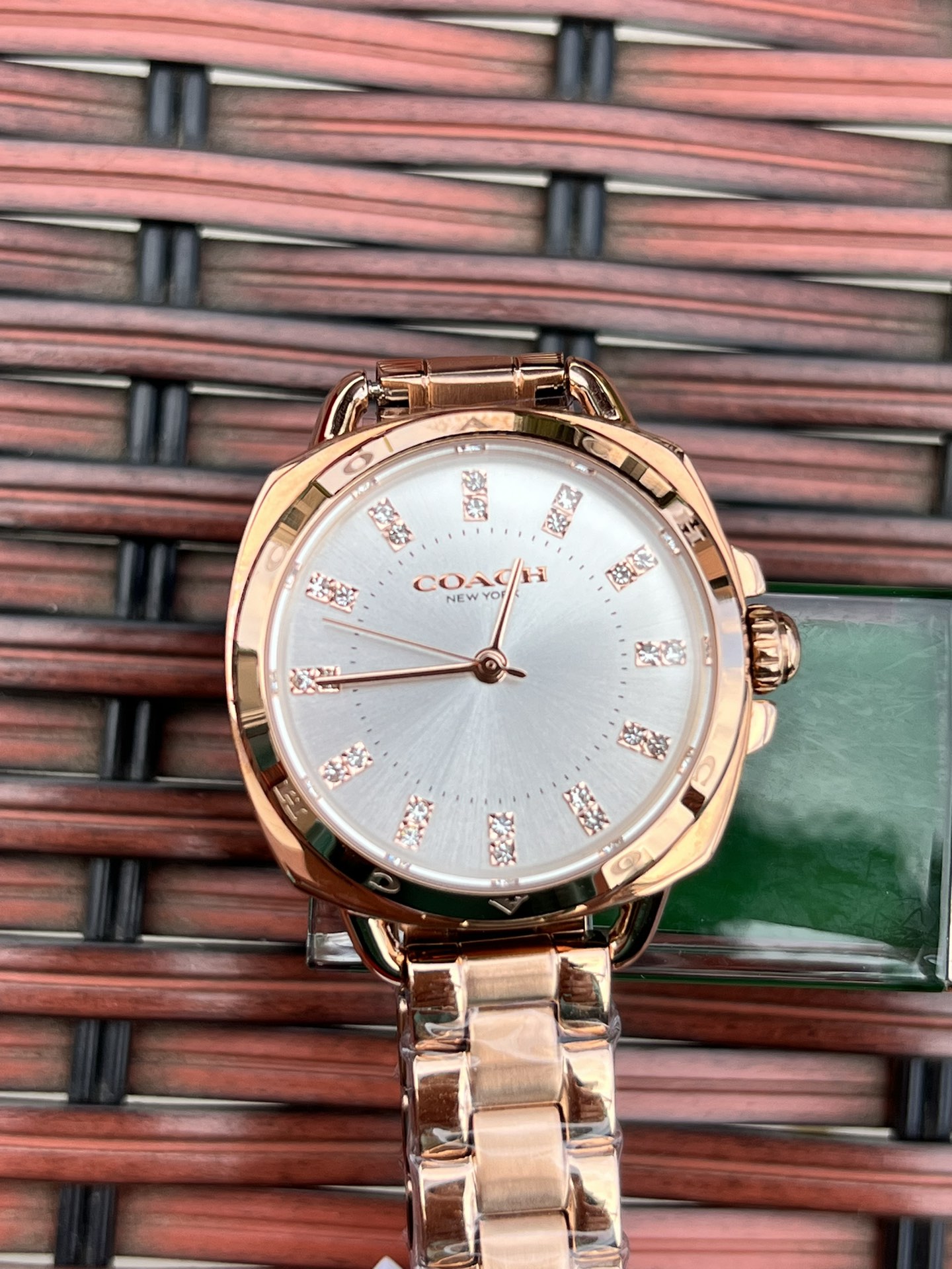 批💰210配盒
独家首发！COACH/蔻驰时尚精致简约指针钢带石英女表，镶钻时标刻度日辉纹表盘设计成为一抹点睛之笔，独特的枕形表壳外圈饰以经典LOGO点缀增添利落个性风范，简洁的设计充满视觉张力，不张扬不平庸流露出干练又克制的美，多角度展现璀璨的光泽，呈现立体的光泽效果，在设计中让优雅与休闲相遇融入美式极简风，轻便简约，摩登经典，都市百搭款三珠链精钢表带防过敏，佩戴腕间邂逅前卫时尚品味匠心质感。生活防水。尺寸：28mm.配全套包装