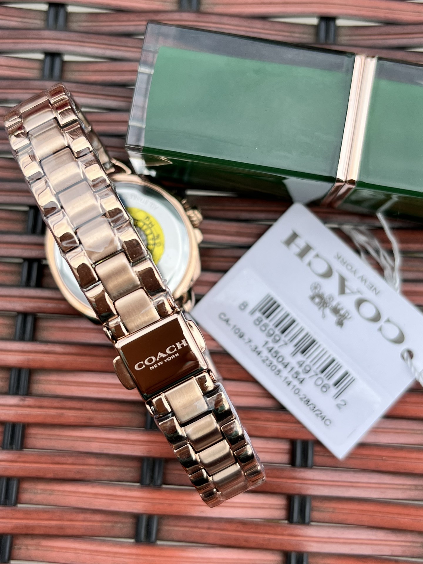 批💰210配盒
独家首发！COACH/蔻驰时尚精致简约指针钢带石英女表，镶钻时标刻度日辉纹表盘设计成为一抹点睛之笔，独特的枕形表壳外圈饰以经典LOGO点缀增添利落个性风范，简洁的设计充满视觉张力，不张扬不平庸流露出干练又克制的美，多角度展现璀璨的光泽，呈现立体的光泽效果，在设计中让优雅与休闲相遇融入美式极简风，轻便简约，摩登经典，都市百搭款三珠链精钢表带防过敏，佩戴腕间邂逅前卫时尚品味匠心质感。生活防水。尺寸：28mm.配全套包装