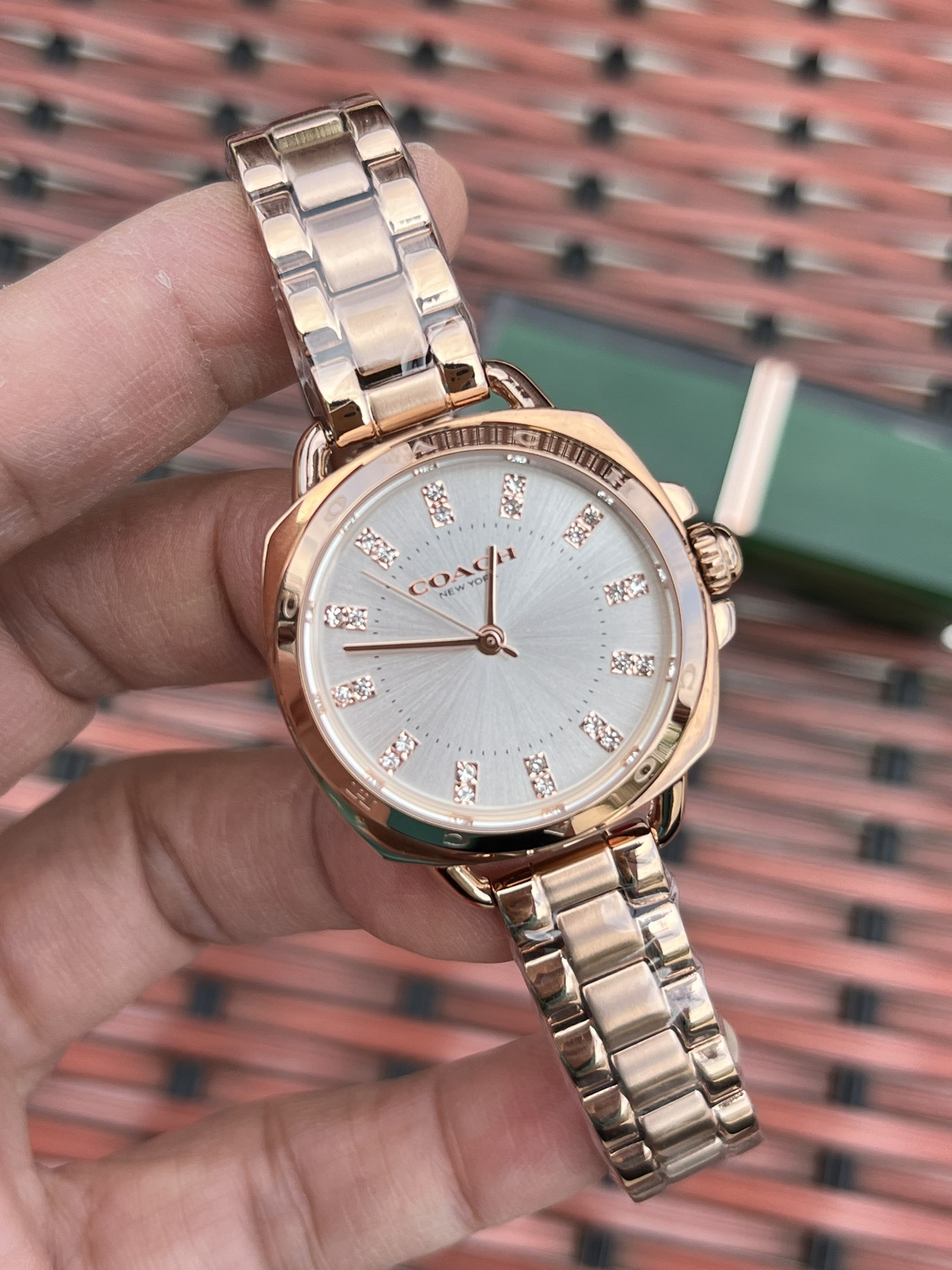 批💰210配盒
独家首发！COACH/蔻驰时尚精致简约指针钢带石英女表，镶钻时标刻度日辉纹表盘设计成为一抹点睛之笔，独特的枕形表壳外圈饰以经典LOGO点缀增添利落个性风范，简洁的设计充满视觉张力，不张扬不平庸流露出干练又克制的美，多角度展现璀璨的光泽，呈现立体的光泽效果，在设计中让优雅与休闲相遇融入美式极简风，轻便简约，摩登经典，都市百搭款三珠链精钢表带防过敏，佩戴腕间邂逅前卫时尚品味匠心质感。生活防水。尺寸：28mm.配全套包装