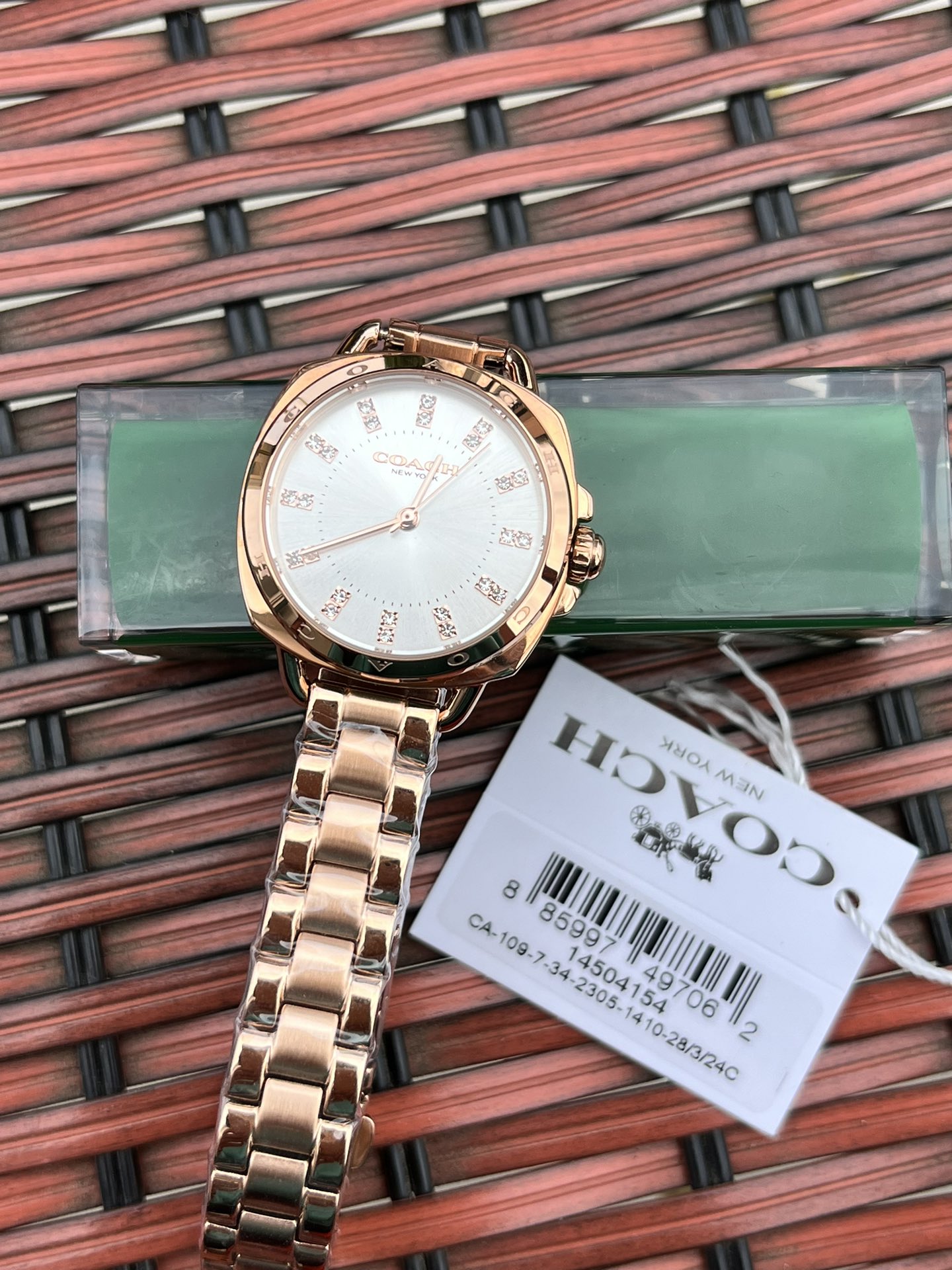 批💰210配盒
独家首发！COACH/蔻驰时尚精致简约指针钢带石英女表，镶钻时标刻度日辉纹表盘设计成为一抹点睛之笔，独特的枕形表壳外圈饰以经典LOGO点缀增添利落个性风范，简洁的设计充满视觉张力，不张扬不平庸流露出干练又克制的美，多角度展现璀璨的光泽，呈现立体的光泽效果，在设计中让优雅与休闲相遇融入美式极简风，轻便简约，摩登经典，都市百搭款三珠链精钢表带防过敏，佩戴腕间邂逅前卫时尚品味匠心质感。生活防水。尺寸：28mm.配全套包装