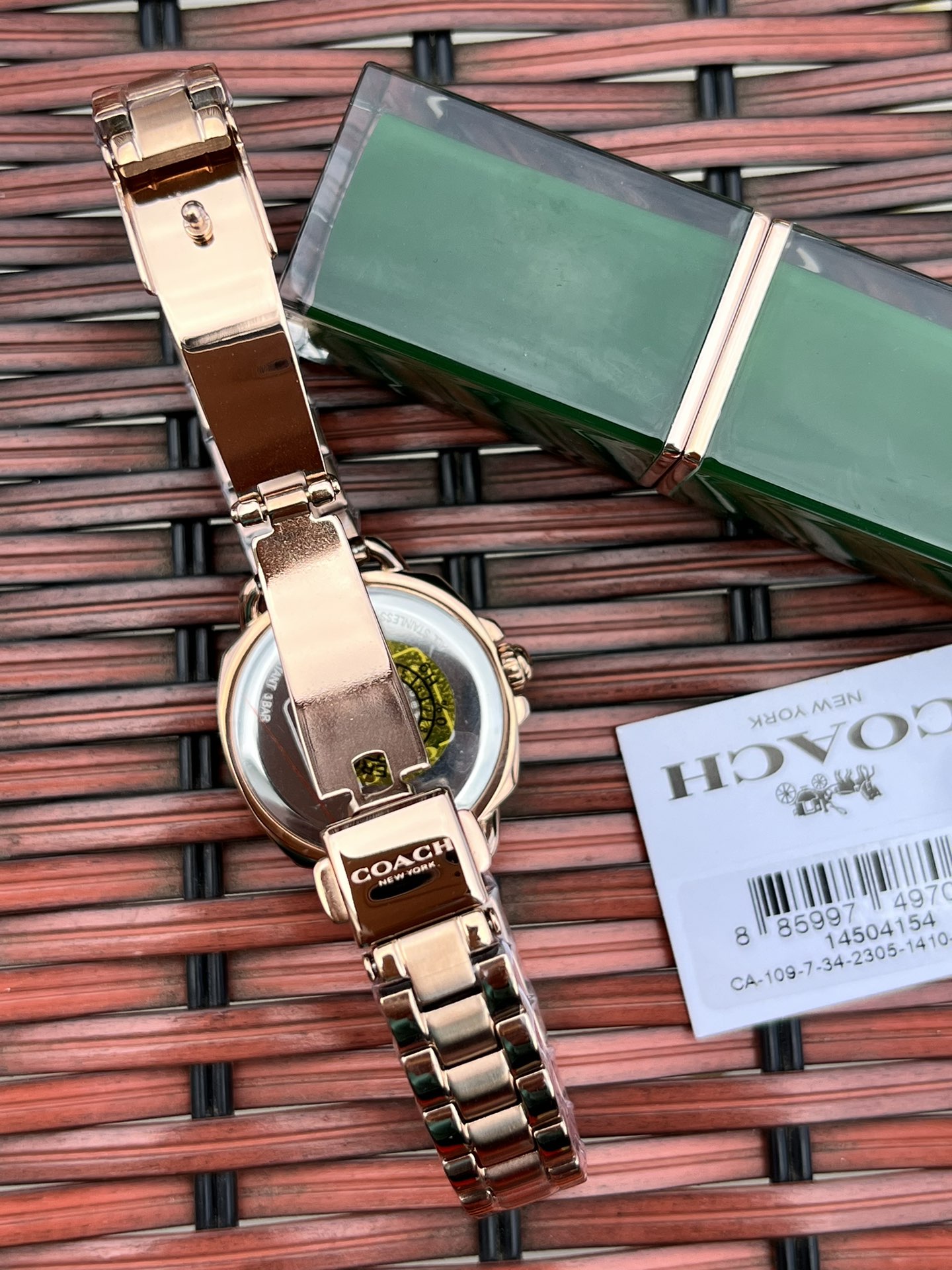 批💰210配盒
独家首发！COACH/蔻驰时尚精致简约指针钢带石英女表，镶钻时标刻度日辉纹表盘设计成为一抹点睛之笔，独特的枕形表壳外圈饰以经典LOGO点缀增添利落个性风范，简洁的设计充满视觉张力，不张扬不平庸流露出干练又克制的美，多角度展现璀璨的光泽，呈现立体的光泽效果，在设计中让优雅与休闲相遇融入美式极简风，轻便简约，摩登经典，都市百搭款三珠链精钢表带防过敏，佩戴腕间邂逅前卫时尚品味匠心质感。生活防水。尺寸：28mm.配全套包装