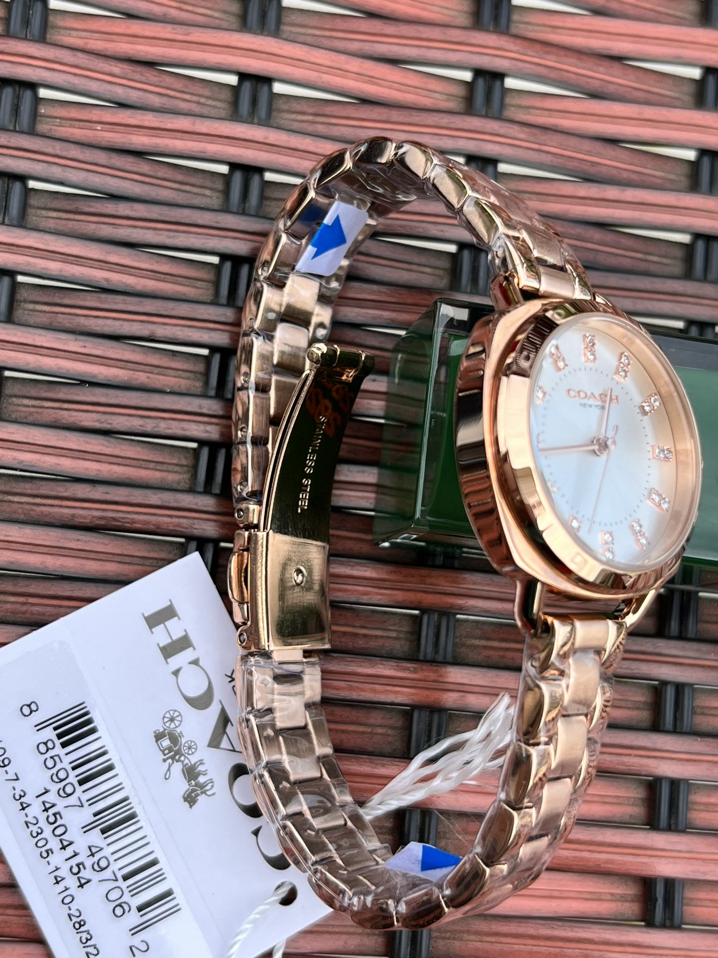 批💰210配盒
独家首发！COACH/蔻驰时尚精致简约指针钢带石英女表，镶钻时标刻度日辉纹表盘设计成为一抹点睛之笔，独特的枕形表壳外圈饰以经典LOGO点缀增添利落个性风范，简洁的设计充满视觉张力，不张扬不平庸流露出干练又克制的美，多角度展现璀璨的光泽，呈现立体的光泽效果，在设计中让优雅与休闲相遇融入美式极简风，轻便简约，摩登经典，都市百搭款三珠链精钢表带防过敏，佩戴腕间邂逅前卫时尚品味匠心质感。生活防水。尺寸：28mm.配全套包装