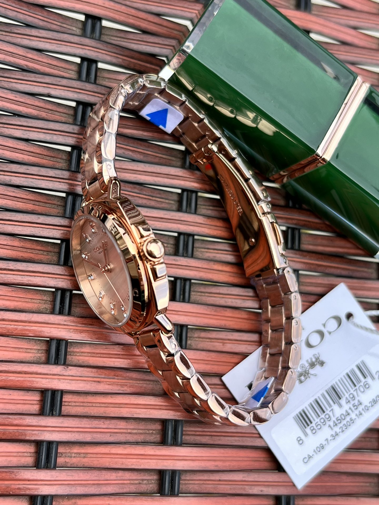 批💰210配盒
独家首发！COACH/蔻驰时尚精致简约指针钢带石英女表，镶钻时标刻度日辉纹表盘设计成为一抹点睛之笔，独特的枕形表壳外圈饰以经典LOGO点缀增添利落个性风范，简洁的设计充满视觉张力，不张扬不平庸流露出干练又克制的美，多角度展现璀璨的光泽，呈现立体的光泽效果，在设计中让优雅与休闲相遇融入美式极简风，轻便简约，摩登经典，都市百搭款三珠链精钢表带防过敏，佩戴腕间邂逅前卫时尚品味匠心质感。生活防水。尺寸：28mm.配全套包装