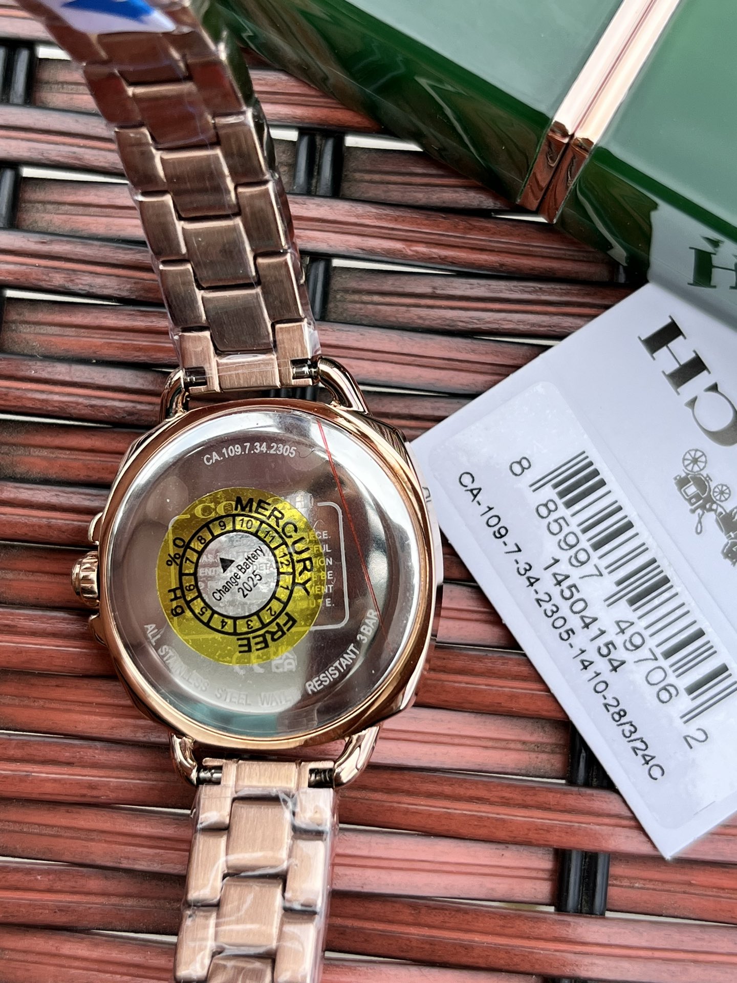 批💰210配盒
独家首发！COACH/蔻驰时尚精致简约指针钢带石英女表，镶钻时标刻度日辉纹表盘设计成为一抹点睛之笔，独特的枕形表壳外圈饰以经典LOGO点缀增添利落个性风范，简洁的设计充满视觉张力，不张扬不平庸流露出干练又克制的美，多角度展现璀璨的光泽，呈现立体的光泽效果，在设计中让优雅与休闲相遇融入美式极简风，轻便简约，摩登经典，都市百搭款三珠链精钢表带防过敏，佩戴腕间邂逅前卫时尚品味匠心质感。生活防水。尺寸：28mm.配全套包装