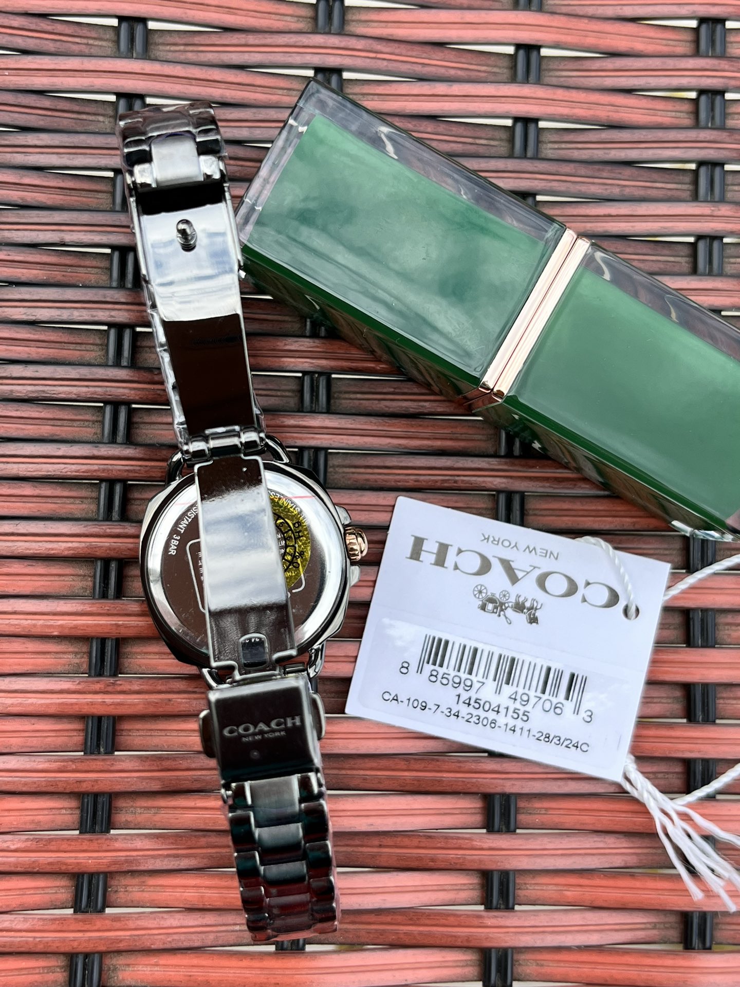 批💰210配盒
独家首发！COACH/蔻驰时尚精致简约指针钢带石英女表，镶钻时标刻度日辉纹表盘设计成为一抹点睛之笔，独特的枕形表壳外圈饰以经典LOGO点缀增添利落个性风范，简洁的设计充满视觉张力，不张扬不平庸流露出干练又克制的美，多角度展现璀璨的光泽，呈现立体的光泽效果，在设计中让优雅与休闲相遇融入美式极简风，轻便简约，摩登经典，都市百搭款三珠链精钢表带防过敏，佩戴腕间邂逅前卫时尚品味匠心质感。生活防水。尺寸：28mm.配全套包装