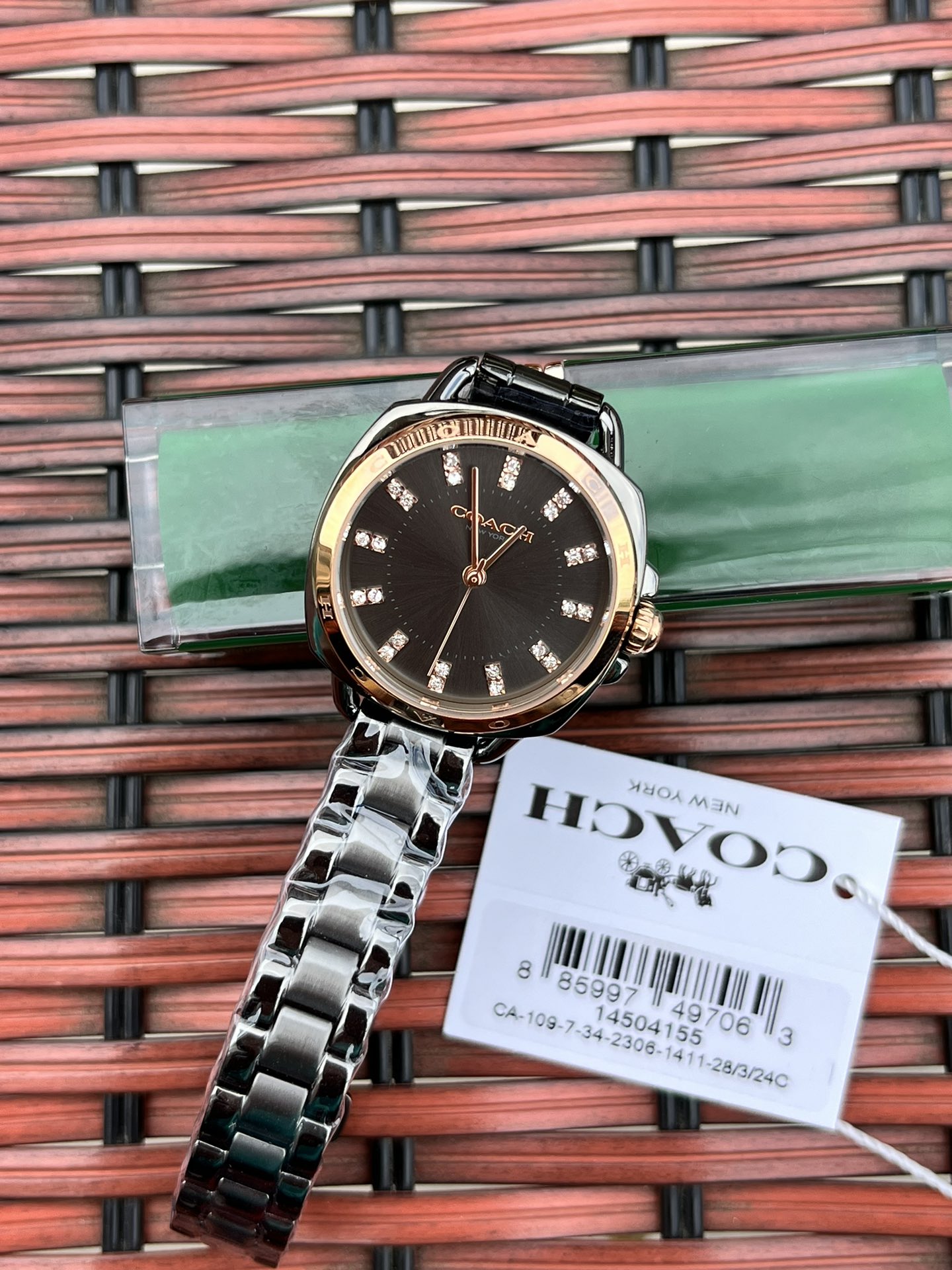 批💰210配盒
独家首发！COACH/蔻驰时尚精致简约指针钢带石英女表，镶钻时标刻度日辉纹表盘设计成为一抹点睛之笔，独特的枕形表壳外圈饰以经典LOGO点缀增添利落个性风范，简洁的设计充满视觉张力，不张扬不平庸流露出干练又克制的美，多角度展现璀璨的光泽，呈现立体的光泽效果，在设计中让优雅与休闲相遇融入美式极简风，轻便简约，摩登经典，都市百搭款三珠链精钢表带防过敏，佩戴腕间邂逅前卫时尚品味匠心质感。生活防水。尺寸：28mm.配全套包装