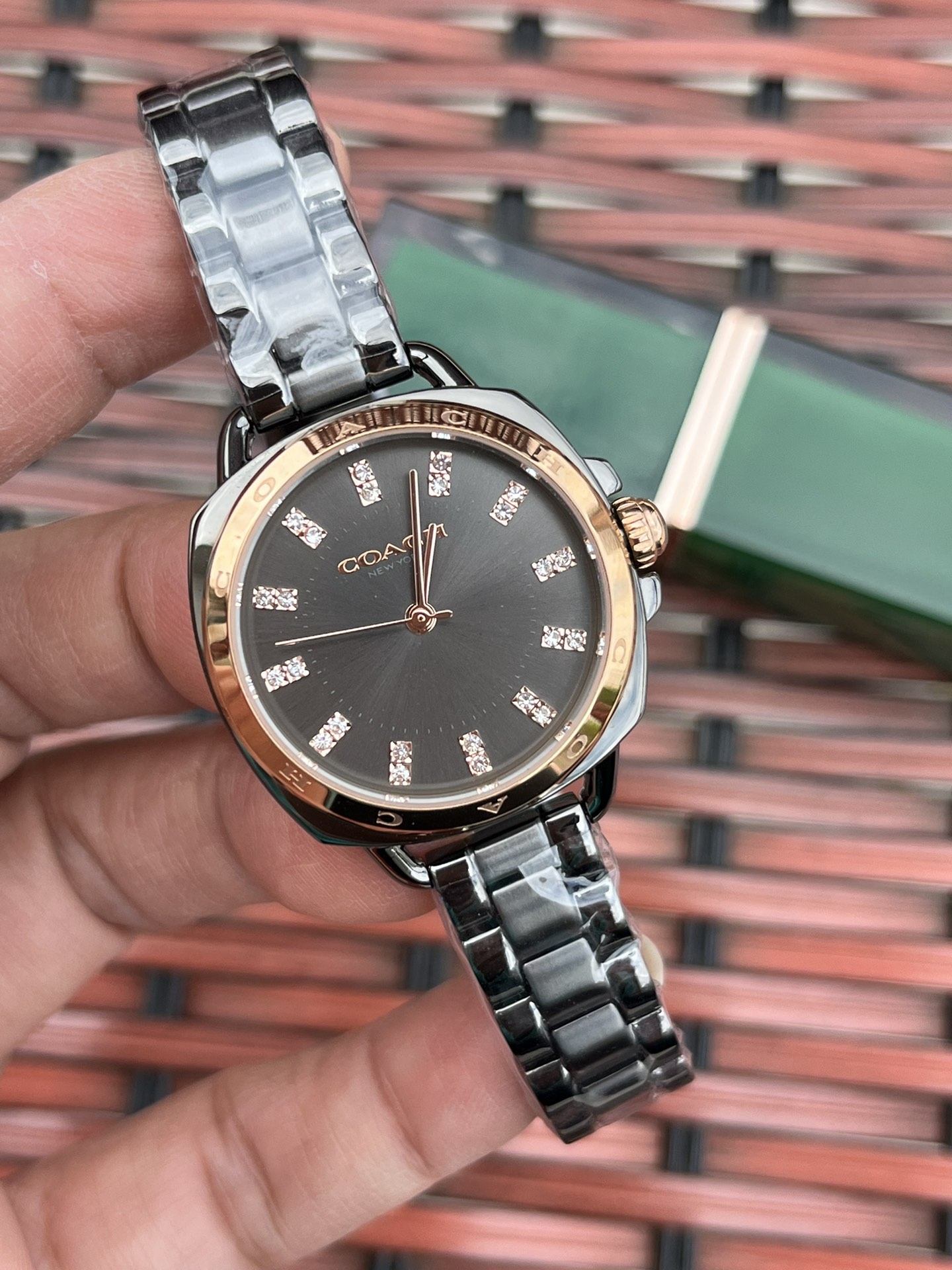 批💰210配盒
独家首发！COACH/蔻驰时尚精致简约指针钢带石英女表，镶钻时标刻度日辉纹表盘设计成为一抹点睛之笔，独特的枕形表壳外圈饰以经典LOGO点缀增添利落个性风范，简洁的设计充满视觉张力，不张扬不平庸流露出干练又克制的美，多角度展现璀璨的光泽，呈现立体的光泽效果，在设计中让优雅与休闲相遇融入美式极简风，轻便简约，摩登经典，都市百搭款三珠链精钢表带防过敏，佩戴腕间邂逅前卫时尚品味匠心质感。生活防水。尺寸：28mm.配全套包装