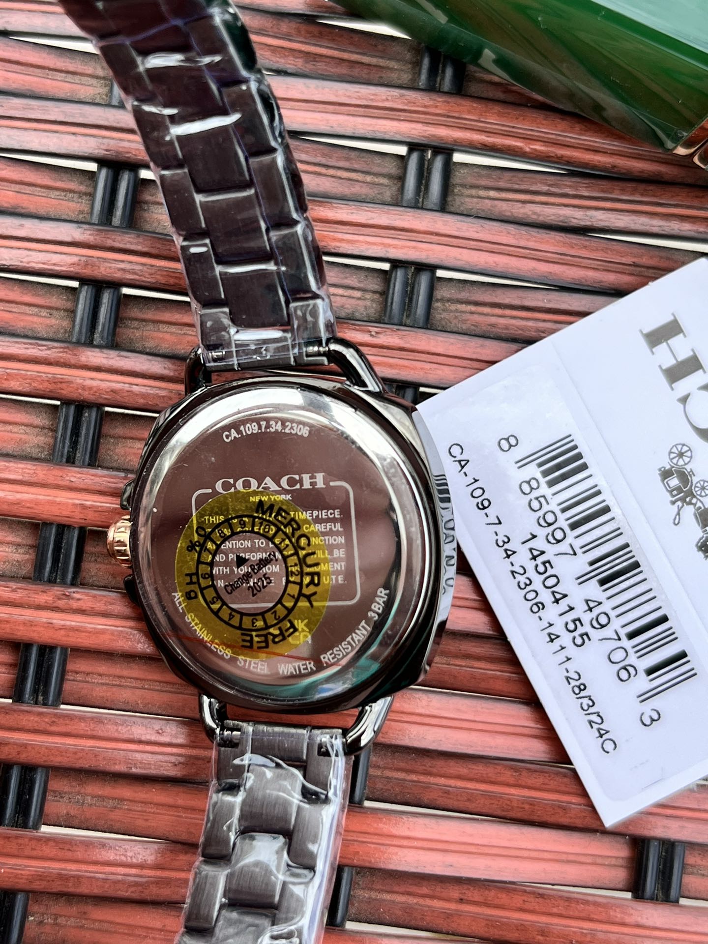 批💰210配盒
独家首发！COACH/蔻驰时尚精致简约指针钢带石英女表，镶钻时标刻度日辉纹表盘设计成为一抹点睛之笔，独特的枕形表壳外圈饰以经典LOGO点缀增添利落个性风范，简洁的设计充满视觉张力，不张扬不平庸流露出干练又克制的美，多角度展现璀璨的光泽，呈现立体的光泽效果，在设计中让优雅与休闲相遇融入美式极简风，轻便简约，摩登经典，都市百搭款三珠链精钢表带防过敏，佩戴腕间邂逅前卫时尚品味匠心质感。生活防水。尺寸：28mm.配全套包装