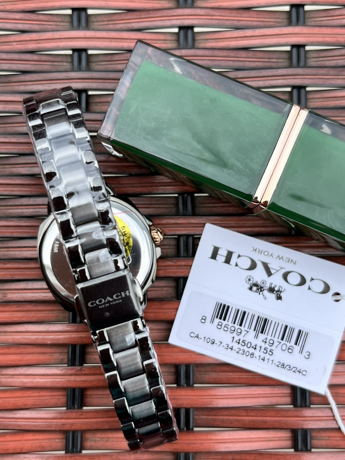 批💰210配盒
独家首发！COACH/蔻驰时尚精致简约指针钢带石英女表，镶钻时标刻度日辉纹表盘设计成为一抹点睛之笔，独特的枕形表壳外圈饰以经典LOGO点缀增添利落个性风范，简洁的设计充满视觉张力，不张扬不平庸流露出干练又克制的美，多角度展现璀璨的光泽，呈现立体的光泽效果，在设计中让优雅与休闲相遇融入美式极简风，轻便简约，摩登经典，都市百搭款三珠链精钢表带防过敏，佩戴腕间邂逅前卫时尚品味匠心质感。生活防水。尺寸：28mm.配全套包装