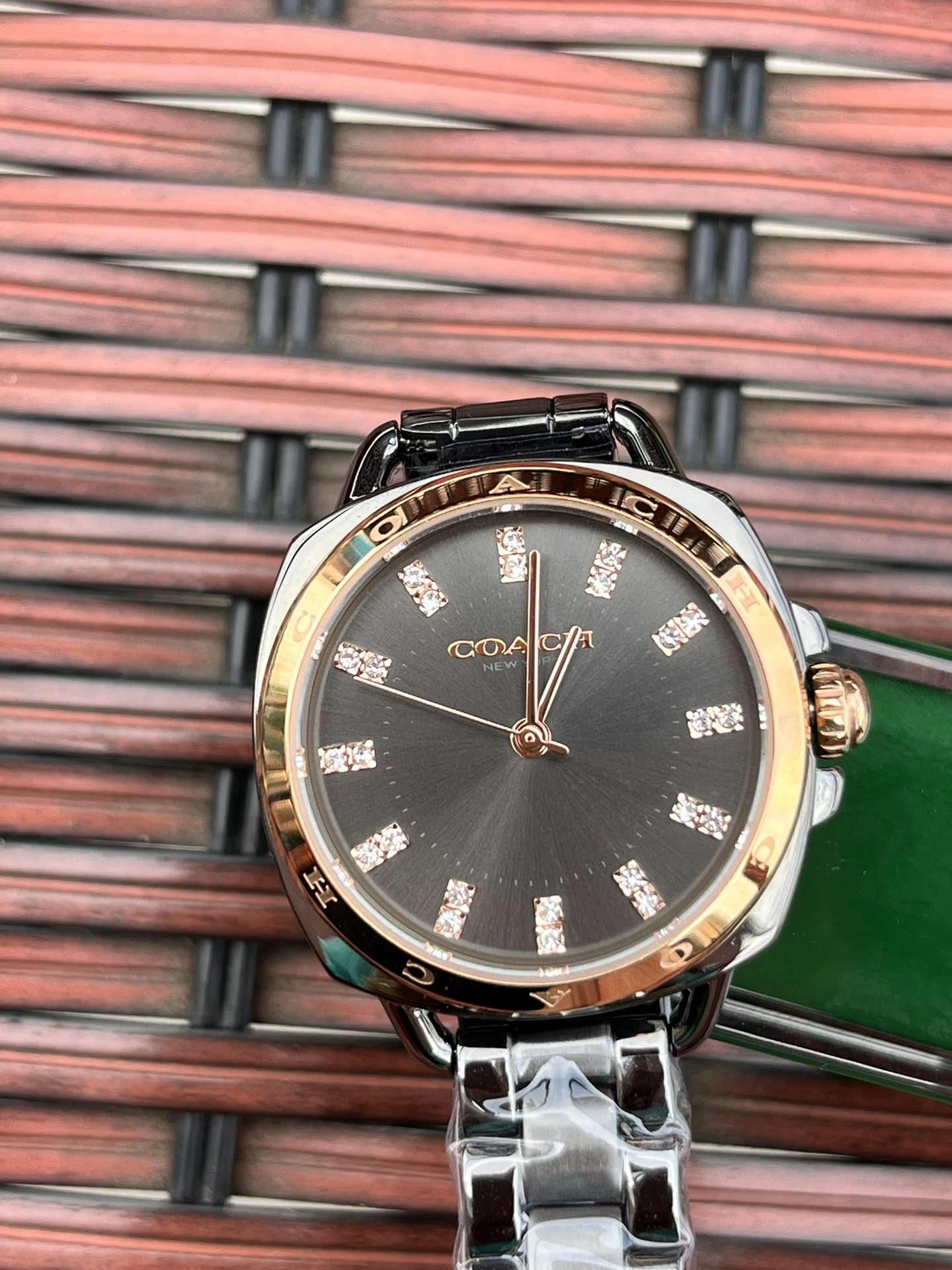 批💰210配盒
独家首发！COACH/蔻驰时尚精致简约指针钢带石英女表，镶钻时标刻度日辉纹表盘设计成为一抹点睛之笔，独特的枕形表壳外圈饰以经典LOGO点缀增添利落个性风范，简洁的设计充满视觉张力，不张扬不平庸流露出干练又克制的美，多角度展现璀璨的光泽，呈现立体的光泽效果，在设计中让优雅与休闲相遇融入美式极简风，轻便简约，摩登经典，都市百搭款三珠链精钢表带防过敏，佩戴腕间邂逅前卫时尚品味匠心质感。生活防水。尺寸：28mm.配全套包装