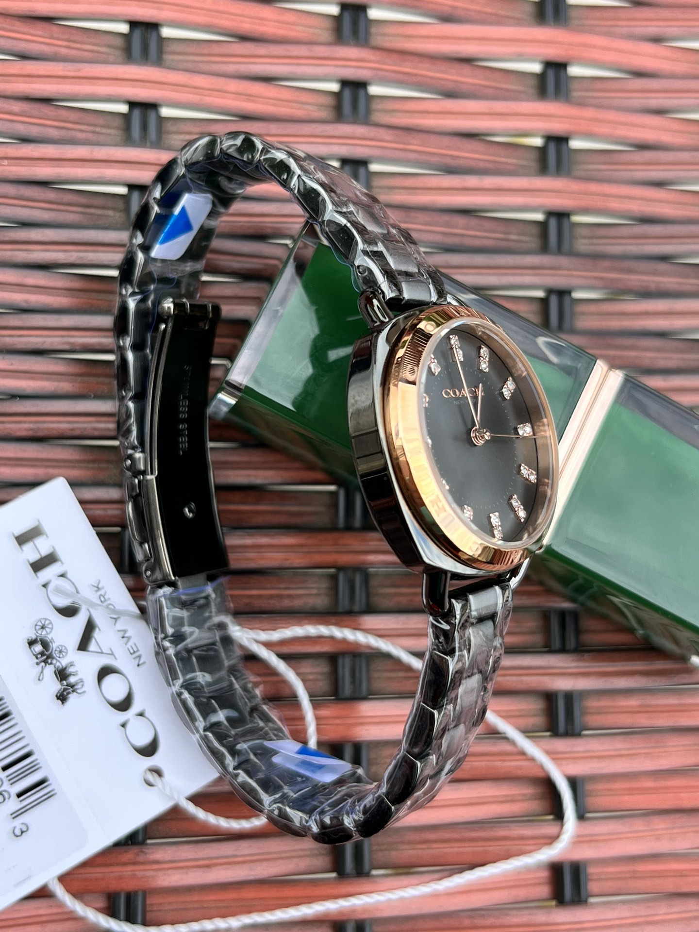 批💰210配盒
独家首发！COACH/蔻驰时尚精致简约指针钢带石英女表，镶钻时标刻度日辉纹表盘设计成为一抹点睛之笔，独特的枕形表壳外圈饰以经典LOGO点缀增添利落个性风范，简洁的设计充满视觉张力，不张扬不平庸流露出干练又克制的美，多角度展现璀璨的光泽，呈现立体的光泽效果，在设计中让优雅与休闲相遇融入美式极简风，轻便简约，摩登经典，都市百搭款三珠链精钢表带防过敏，佩戴腕间邂逅前卫时尚品味匠心质感。生活防水。尺寸：28mm.配全套包装