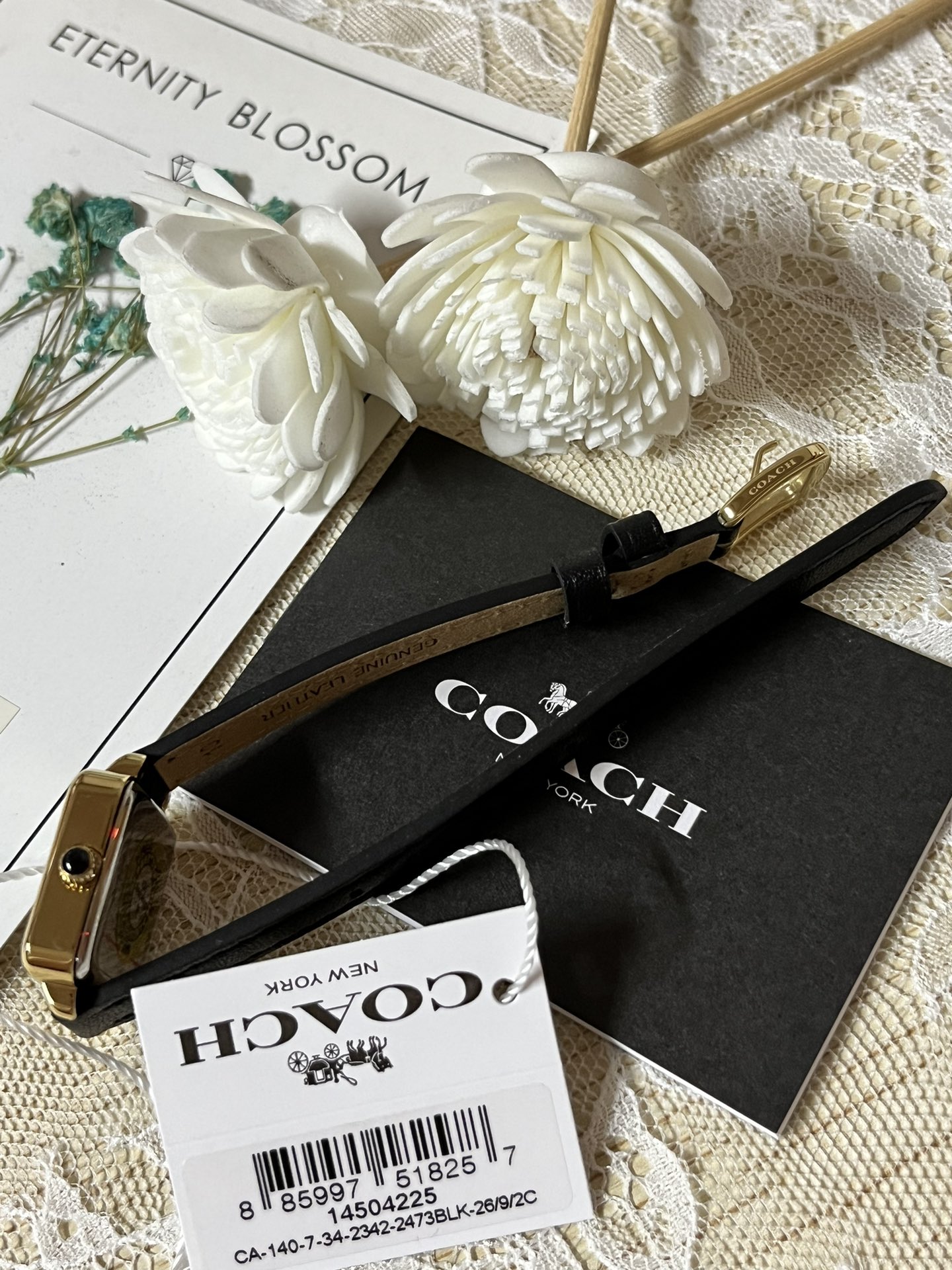 批💰180配盒
来咯[庆祝]来咯[庆祝]来咯[庆祝]请认准独家首发🔥🔥🔥COACH/蔻驰小方糖女士腕表，低调简约的时髦魅力，复古风时尚百搭，独具视觉美感、典雅而精致，轻奢又不失时尚潮范，方形简约日晖纹表盘配以简洁利落的流畅线条柔和而高级，以简约无数字表盘加以璀璨点缀的品牌马车图案，看似简约却不简单，令人一眼辨识毫不费力看起来就足够高级感满满，去掌握属于自己的节奏、张弛有度，日常通勤、度假聚会、随心随型演绎一种热爱生活 由内而外流露出时尚高级贵气之美，让你的风格极具辨识度也极具美感哦[玫瑰][玫瑰][玫瑰]真皮表带佩戴舒适柔软上手美美哒！30米生活防水，尺寸：22 mm,配专柜全套包装出货。