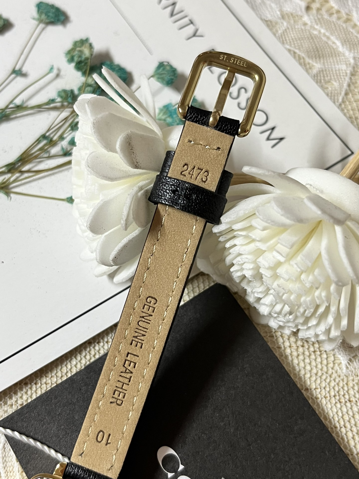 批💰180配盒
来咯[庆祝]来咯[庆祝]来咯[庆祝]请认准独家首发🔥🔥🔥COACH/蔻驰小方糖女士腕表，低调简约的时髦魅力，复古风时尚百搭，独具视觉美感、典雅而精致，轻奢又不失时尚潮范，方形简约日晖纹表盘配以简洁利落的流畅线条柔和而高级，以简约无数字表盘加以璀璨点缀的品牌马车图案，看似简约却不简单，令人一眼辨识毫不费力看起来就足够高级感满满，去掌握属于自己的节奏、张弛有度，日常通勤、度假聚会、随心随型演绎一种热爱生活 由内而外流露出时尚高级贵气之美，让你的风格极具辨识度也极具美感哦[玫瑰][玫瑰][玫瑰]真皮表带佩戴舒适柔软上手美美哒！30米生活防水，尺寸：22 mm,配专柜全套包装出货。