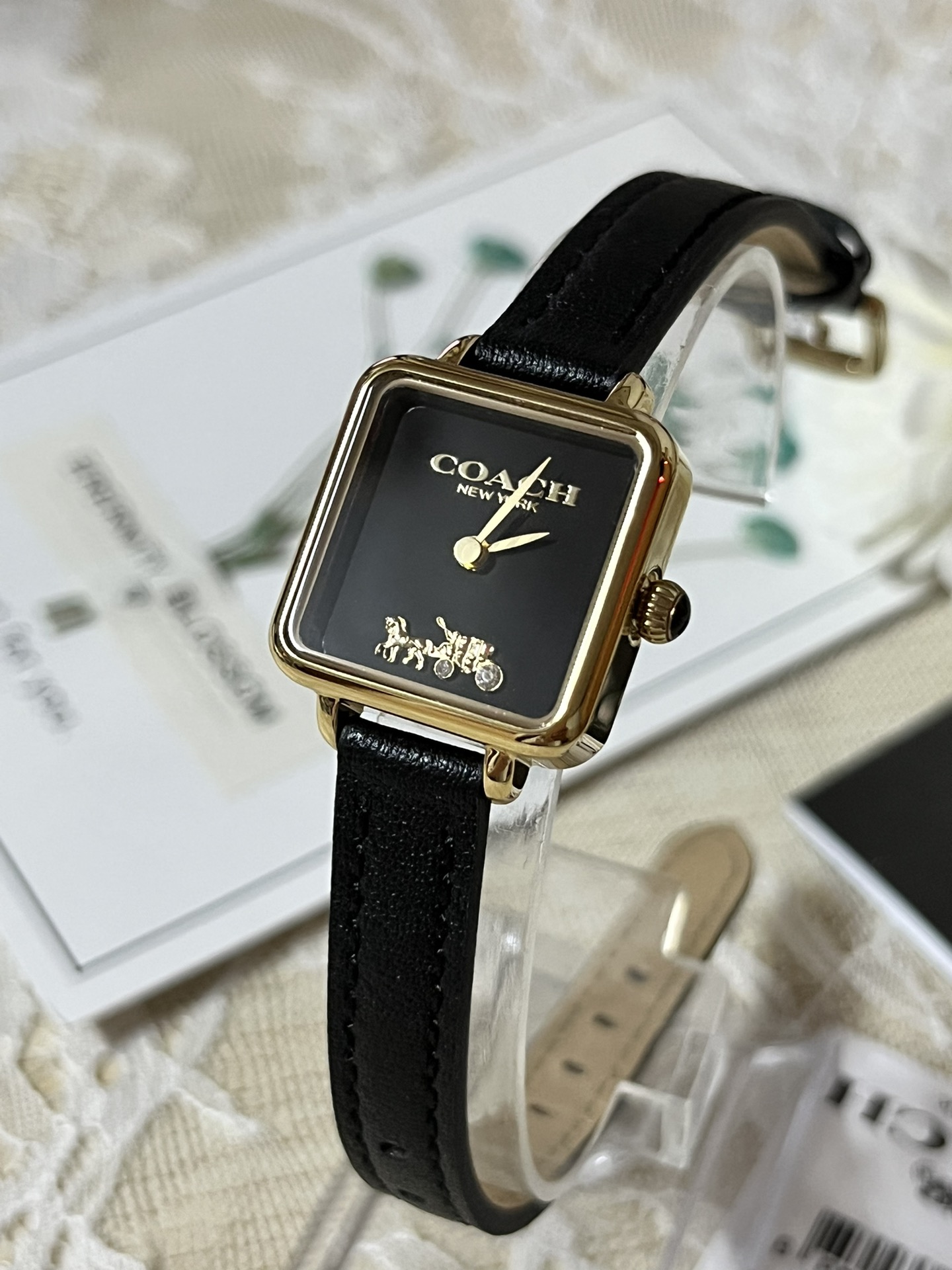 批💰180配盒
来咯[庆祝]来咯[庆祝]来咯[庆祝]请认准独家首发🔥🔥🔥COACH/蔻驰小方糖女士腕表，低调简约的时髦魅力，复古风时尚百搭，独具视觉美感、典雅而精致，轻奢又不失时尚潮范，方形简约日晖纹表盘配以简洁利落的流畅线条柔和而高级，以简约无数字表盘加以璀璨点缀的品牌马车图案，看似简约却不简单，令人一眼辨识毫不费力看起来就足够高级感满满，去掌握属于自己的节奏、张弛有度，日常通勤、度假聚会、随心随型演绎一种热爱生活 由内而外流露出时尚高级贵气之美，让你的风格极具辨识度也极具美感哦[玫瑰][玫瑰][玫瑰]真皮表带佩戴舒适柔软上手美美哒！30米生活防水，尺寸：22 mm,配专柜全套包装出货。