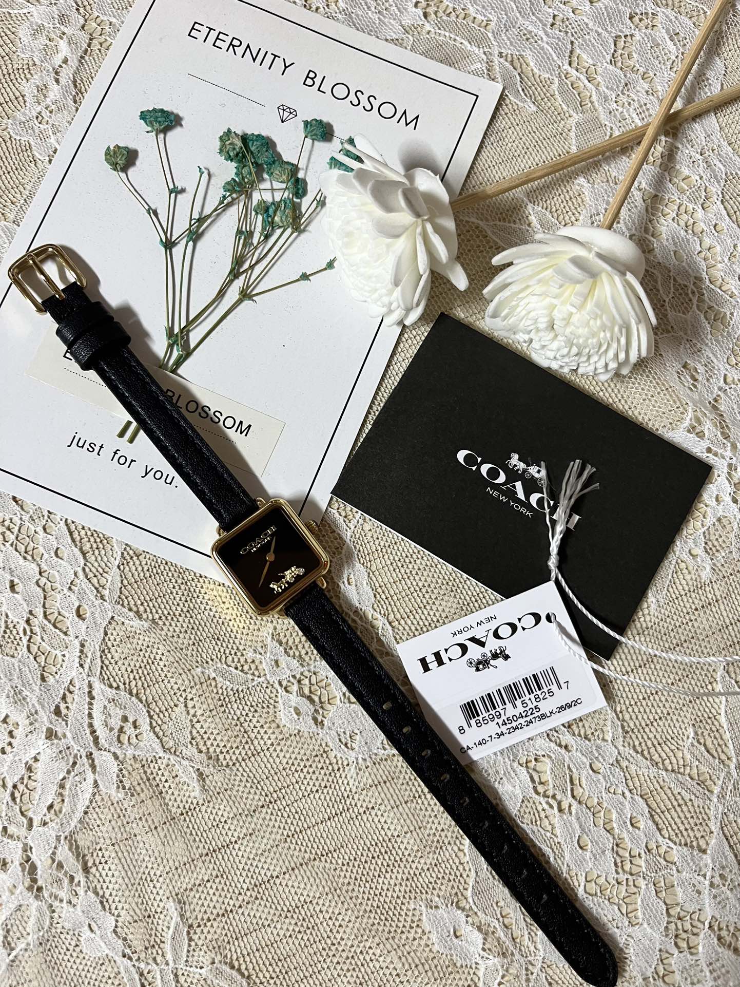 批💰180配盒
来咯[庆祝]来咯[庆祝]来咯[庆祝]请认准独家首发🔥🔥🔥COACH/蔻驰小方糖女士腕表，低调简约的时髦魅力，复古风时尚百搭，独具视觉美感、典雅而精致，轻奢又不失时尚潮范，方形简约日晖纹表盘配以简洁利落的流畅线条柔和而高级，以简约无数字表盘加以璀璨点缀的品牌马车图案，看似简约却不简单，令人一眼辨识毫不费力看起来就足够高级感满满，去掌握属于自己的节奏、张弛有度，日常通勤、度假聚会、随心随型演绎一种热爱生活 由内而外流露出时尚高级贵气之美，让你的风格极具辨识度也极具美感哦[玫瑰][玫瑰][玫瑰]真皮表带佩戴舒适柔软上手美美哒！30米生活防水，尺寸：22 mm,配专柜全套包装出货。