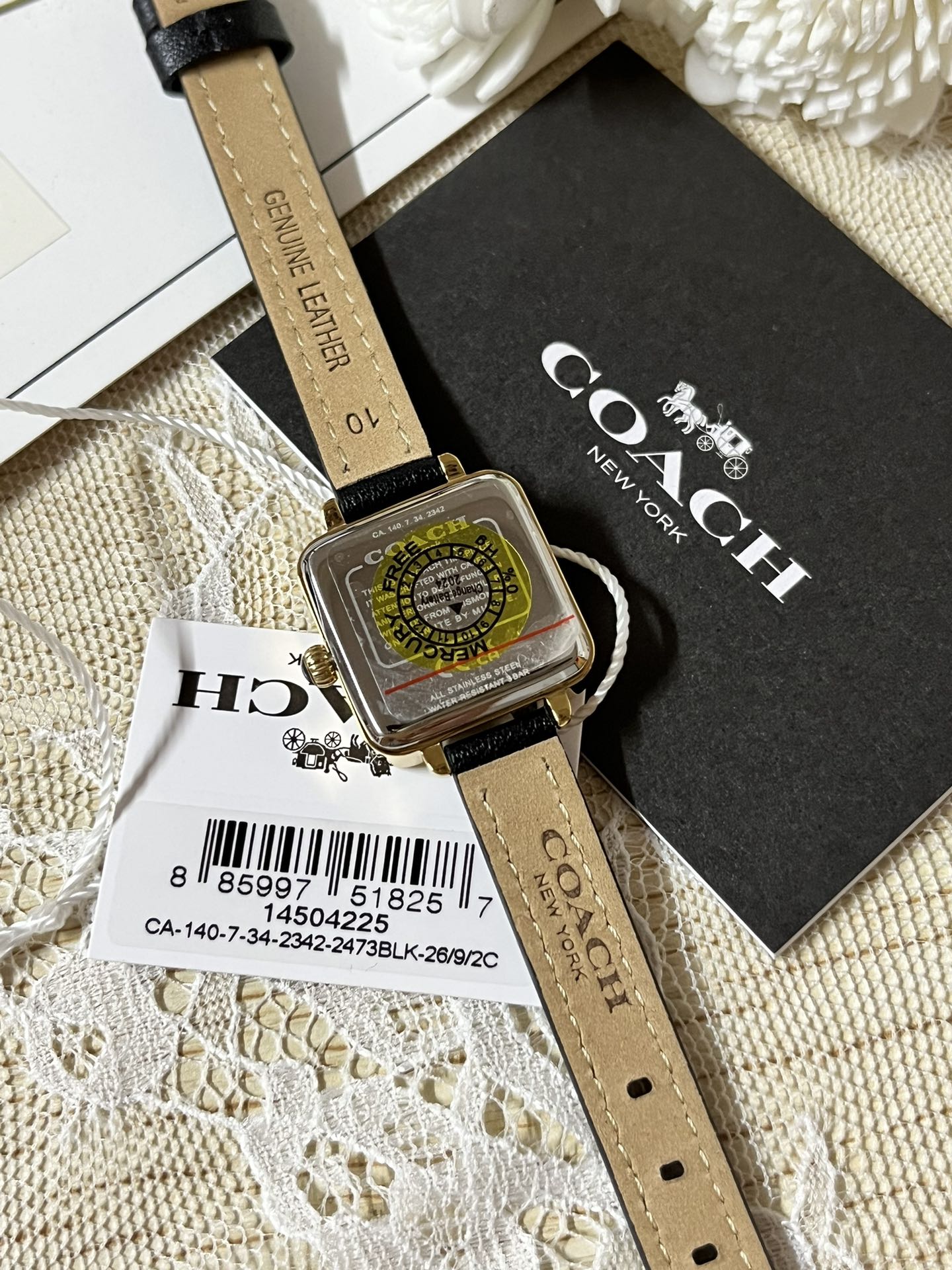 批💰180配盒
来咯[庆祝]来咯[庆祝]来咯[庆祝]请认准独家首发🔥🔥🔥COACH/蔻驰小方糖女士腕表，低调简约的时髦魅力，复古风时尚百搭，独具视觉美感、典雅而精致，轻奢又不失时尚潮范，方形简约日晖纹表盘配以简洁利落的流畅线条柔和而高级，以简约无数字表盘加以璀璨点缀的品牌马车图案，看似简约却不简单，令人一眼辨识毫不费力看起来就足够高级感满满，去掌握属于自己的节奏、张弛有度，日常通勤、度假聚会、随心随型演绎一种热爱生活 由内而外流露出时尚高级贵气之美，让你的风格极具辨识度也极具美感哦[玫瑰][玫瑰][玫瑰]真皮表带佩戴舒适柔软上手美美哒！30米生活防水，尺寸：22 mm,配专柜全套包装出货。