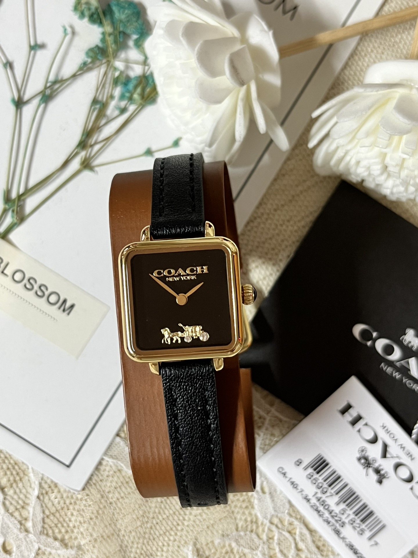批💰180配盒
来咯[庆祝]来咯[庆祝]来咯[庆祝]请认准独家首发🔥🔥🔥COACH/蔻驰小方糖女士腕表，低调简约的时髦魅力，复古风时尚百搭，独具视觉美感、典雅而精致，轻奢又不失时尚潮范，方形简约日晖纹表盘配以简洁利落的流畅线条柔和而高级，以简约无数字表盘加以璀璨点缀的品牌马车图案，看似简约却不简单，令人一眼辨识毫不费力看起来就足够高级感满满，去掌握属于自己的节奏、张弛有度，日常通勤、度假聚会、随心随型演绎一种热爱生活 由内而外流露出时尚高级贵气之美，让你的风格极具辨识度也极具美感哦[玫瑰][玫瑰][玫瑰]真皮表带佩戴舒适柔软上手美美哒！30米生活防水，尺寸：22 mm,配专柜全套包装出货。