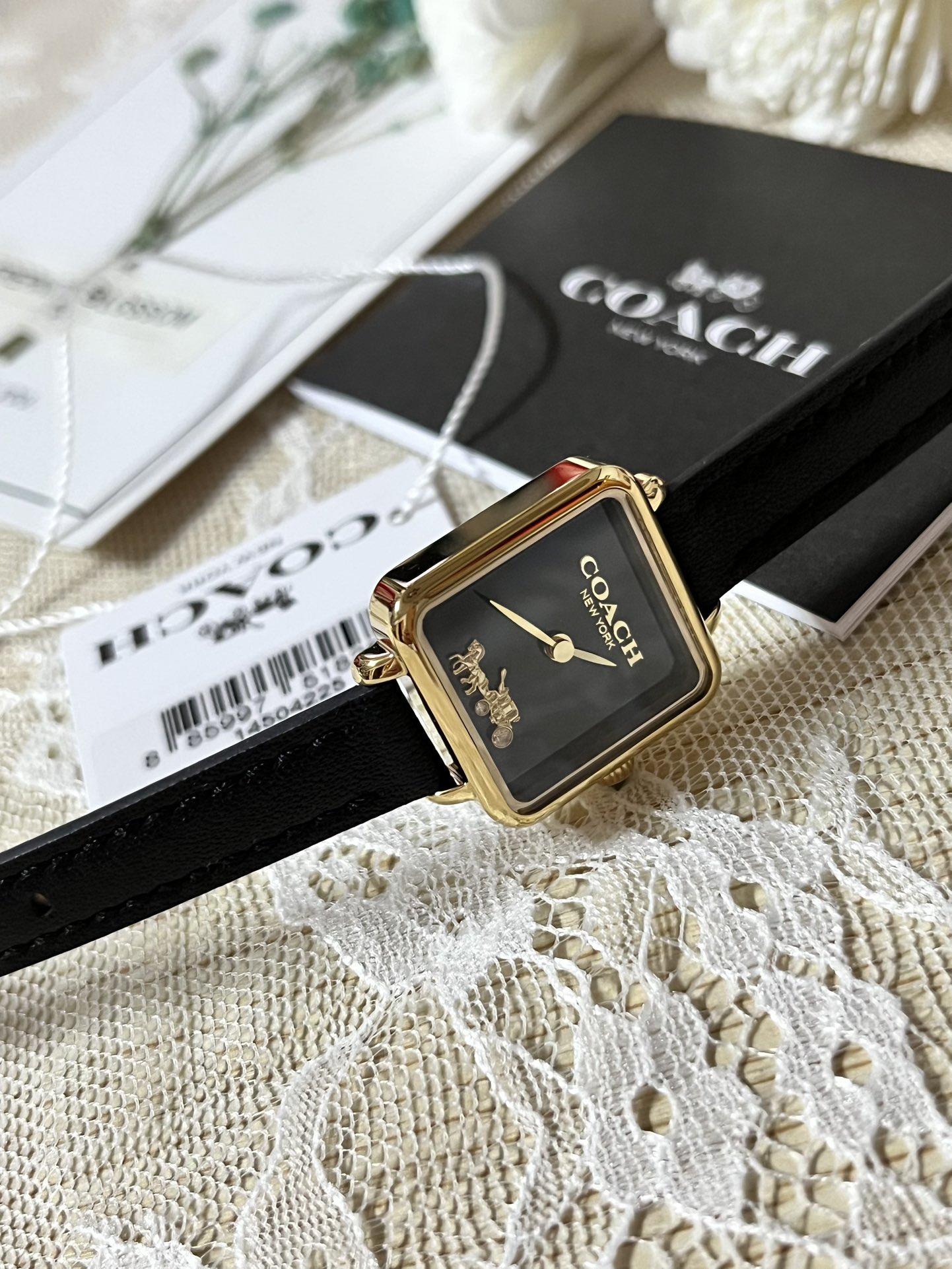 批💰180配盒
来咯[庆祝]来咯[庆祝]来咯[庆祝]请认准独家首发🔥🔥🔥COACH/蔻驰小方糖女士腕表，低调简约的时髦魅力，复古风时尚百搭，独具视觉美感、典雅而精致，轻奢又不失时尚潮范，方形简约日晖纹表盘配以简洁利落的流畅线条柔和而高级，以简约无数字表盘加以璀璨点缀的品牌马车图案，看似简约却不简单，令人一眼辨识毫不费力看起来就足够高级感满满，去掌握属于自己的节奏、张弛有度，日常通勤、度假聚会、随心随型演绎一种热爱生活 由内而外流露出时尚高级贵气之美，让你的风格极具辨识度也极具美感哦[玫瑰][玫瑰][玫瑰]真皮表带佩戴舒适柔软上手美美哒！30米生活防水，尺寸：22 mm,配专柜全套包装出货。