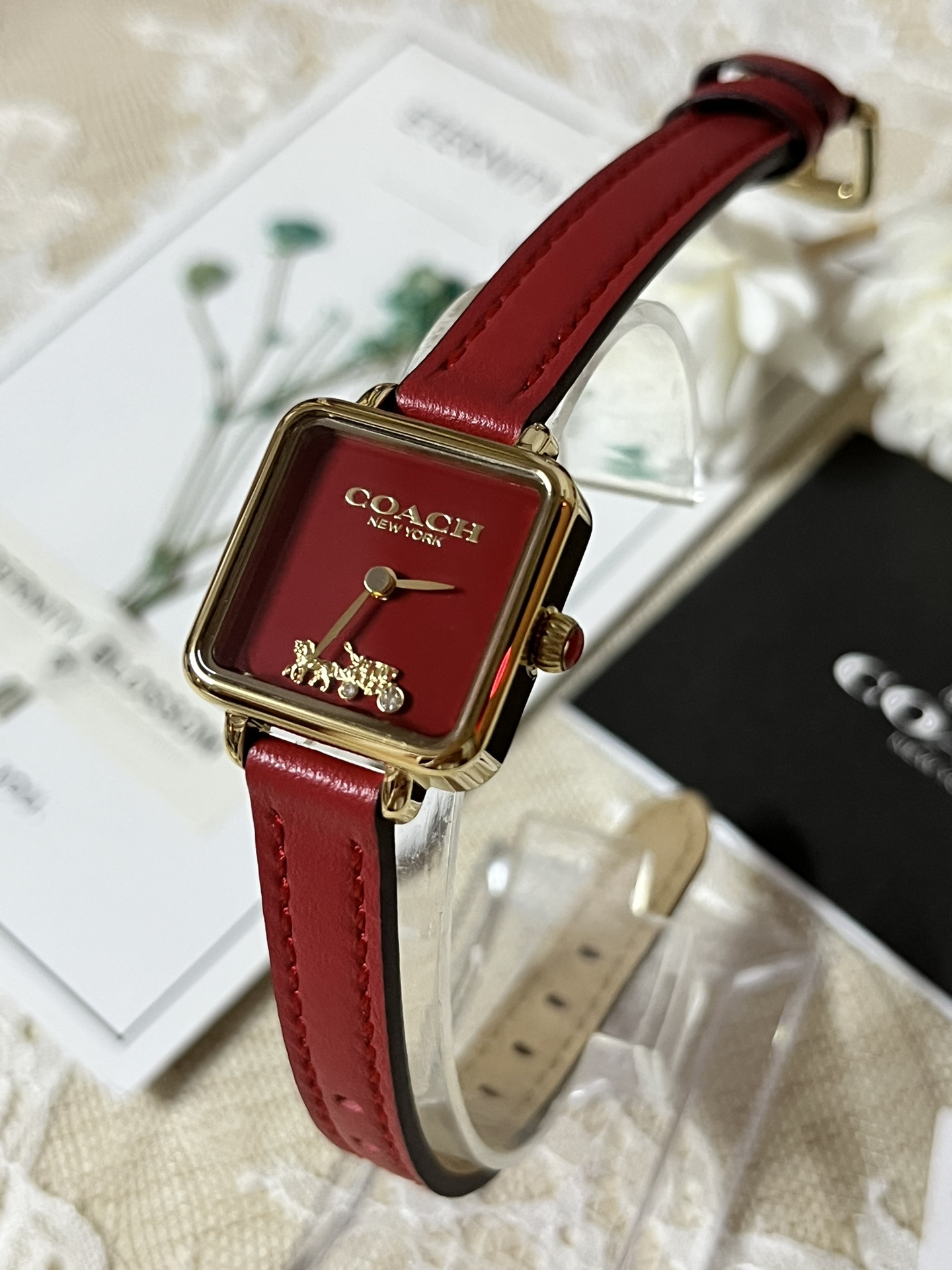 批💰180配盒
来咯[庆祝]来咯[庆祝]来咯[庆祝]请认准独家首发🔥🔥🔥COACH/蔻驰小方糖女士腕表，低调简约的时髦魅力，复古风时尚百搭，独具视觉美感、典雅而精致，轻奢又不失时尚潮范，方形简约日晖纹表盘配以简洁利落的流畅线条柔和而高级，以简约无数字表盘加以璀璨点缀的品牌马车图案，看似简约却不简单，令人一眼辨识毫不费力看起来就足够高级感满满，去掌握属于自己的节奏、张弛有度，日常通勤、度假聚会、随心随型演绎一种热爱生活 由内而外流露出时尚高级贵气之美，让你的风格极具辨识度也极具美感哦[玫瑰][玫瑰][玫瑰]真皮表带佩戴舒适柔软上手美美哒！30米生活防水，尺寸：22 mm,配专柜全套包装出货。