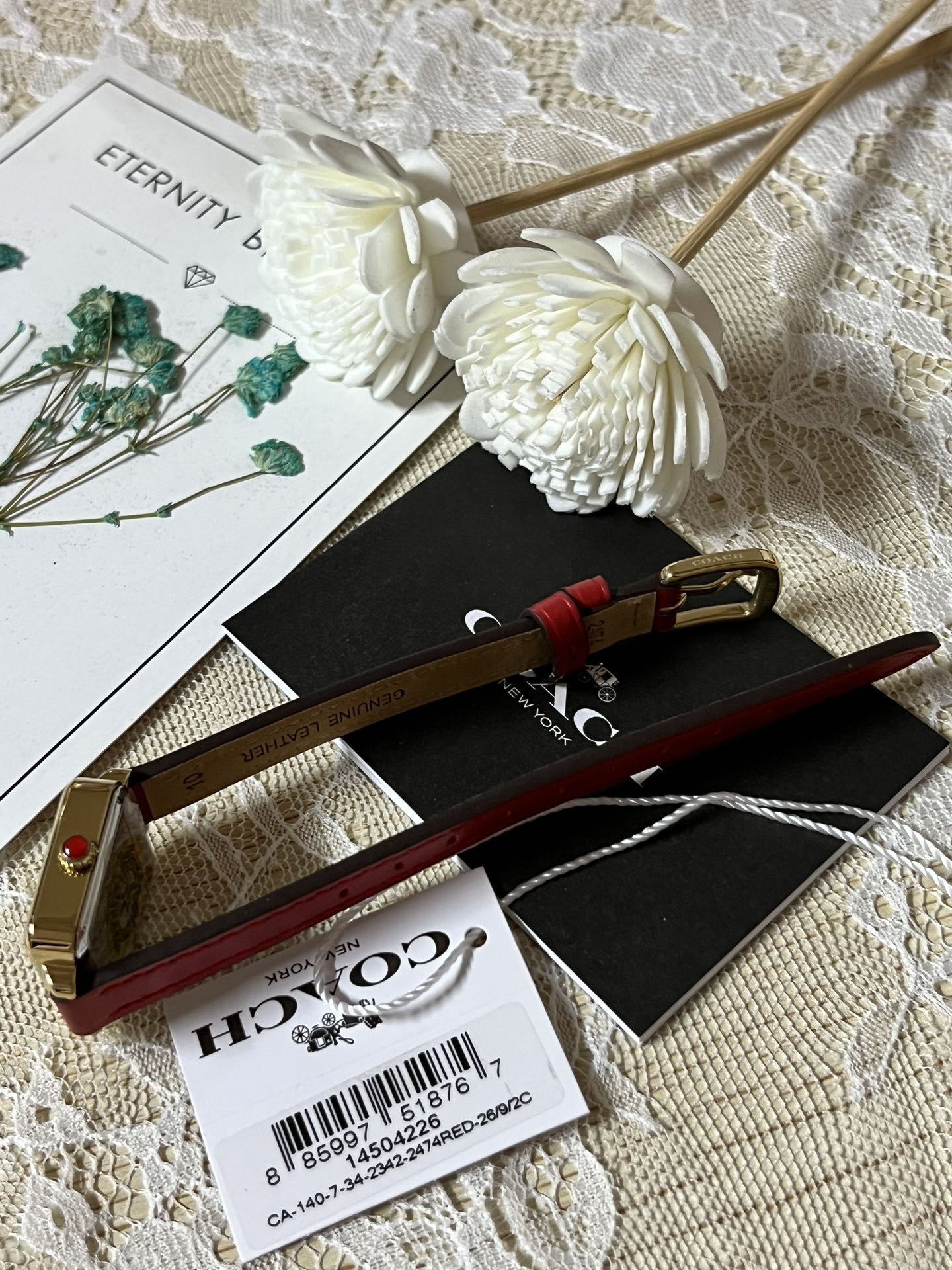 批💰180配盒
来咯[庆祝]来咯[庆祝]来咯[庆祝]请认准独家首发🔥🔥🔥COACH/蔻驰小方糖女士腕表，低调简约的时髦魅力，复古风时尚百搭，独具视觉美感、典雅而精致，轻奢又不失时尚潮范，方形简约日晖纹表盘配以简洁利落的流畅线条柔和而高级，以简约无数字表盘加以璀璨点缀的品牌马车图案，看似简约却不简单，令人一眼辨识毫不费力看起来就足够高级感满满，去掌握属于自己的节奏、张弛有度，日常通勤、度假聚会、随心随型演绎一种热爱生活 由内而外流露出时尚高级贵气之美，让你的风格极具辨识度也极具美感哦[玫瑰][玫瑰][玫瑰]真皮表带佩戴舒适柔软上手美美哒！30米生活防水，尺寸：22 mm,配专柜全套包装出货。