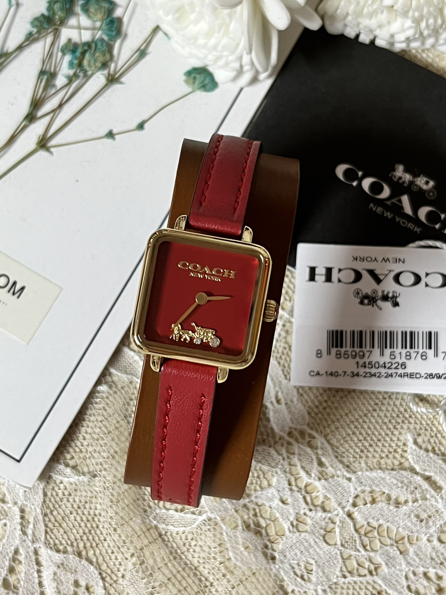 批💰180配盒
来咯[庆祝]来咯[庆祝]来咯[庆祝]请认准独家首发🔥🔥🔥COACH/蔻驰小方糖女士腕表，低调简约的时髦魅力，复古风时尚百搭，独具视觉美感、典雅而精致，轻奢又不失时尚潮范，方形简约日晖纹表盘配以简洁利落的流畅线条柔和而高级，以简约无数字表盘加以璀璨点缀的品牌马车图案，看似简约却不简单，令人一眼辨识毫不费力看起来就足够高级感满满，去掌握属于自己的节奏、张弛有度，日常通勤、度假聚会、随心随型演绎一种热爱生活 由内而外流露出时尚高级贵气之美，让你的风格极具辨识度也极具美感哦[玫瑰][玫瑰][玫瑰]真皮表带佩戴舒适柔软上手美美哒！30米生活防水，尺寸：22 mm,配专柜全套包装出货。