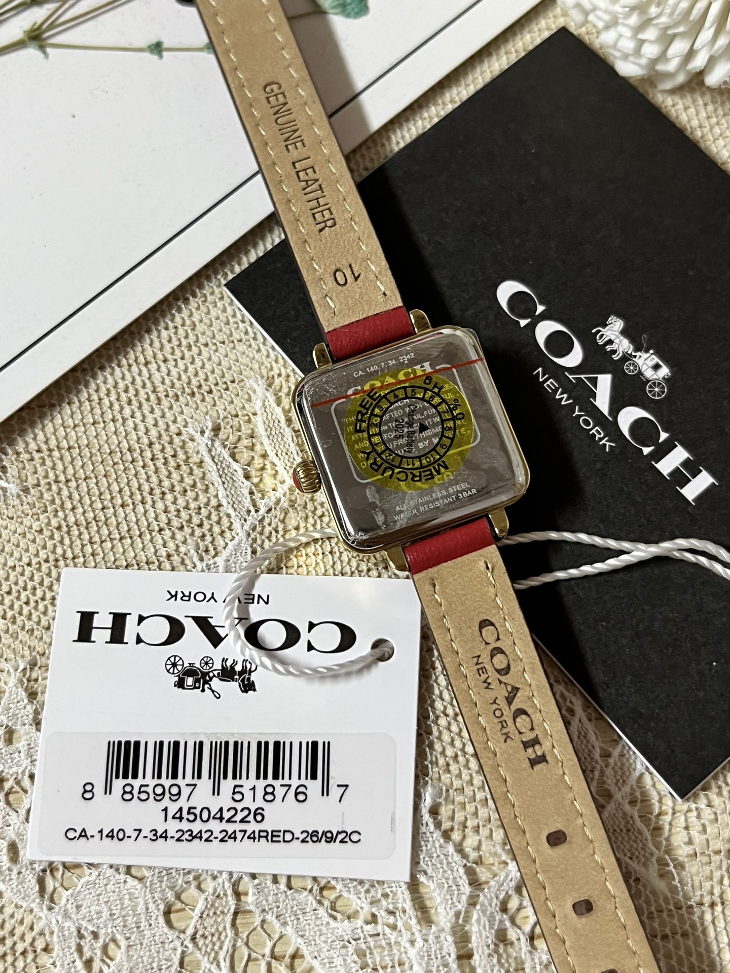 批💰180配盒
来咯[庆祝]来咯[庆祝]来咯[庆祝]请认准独家首发🔥🔥🔥COACH/蔻驰小方糖女士腕表，低调简约的时髦魅力，复古风时尚百搭，独具视觉美感、典雅而精致，轻奢又不失时尚潮范，方形简约日晖纹表盘配以简洁利落的流畅线条柔和而高级，以简约无数字表盘加以璀璨点缀的品牌马车图案，看似简约却不简单，令人一眼辨识毫不费力看起来就足够高级感满满，去掌握属于自己的节奏、张弛有度，日常通勤、度假聚会、随心随型演绎一种热爱生活 由内而外流露出时尚高级贵气之美，让你的风格极具辨识度也极具美感哦[玫瑰][玫瑰][玫瑰]真皮表带佩戴舒适柔软上手美美哒！30米生活防水，尺寸：22 mm,配专柜全套包装出货。