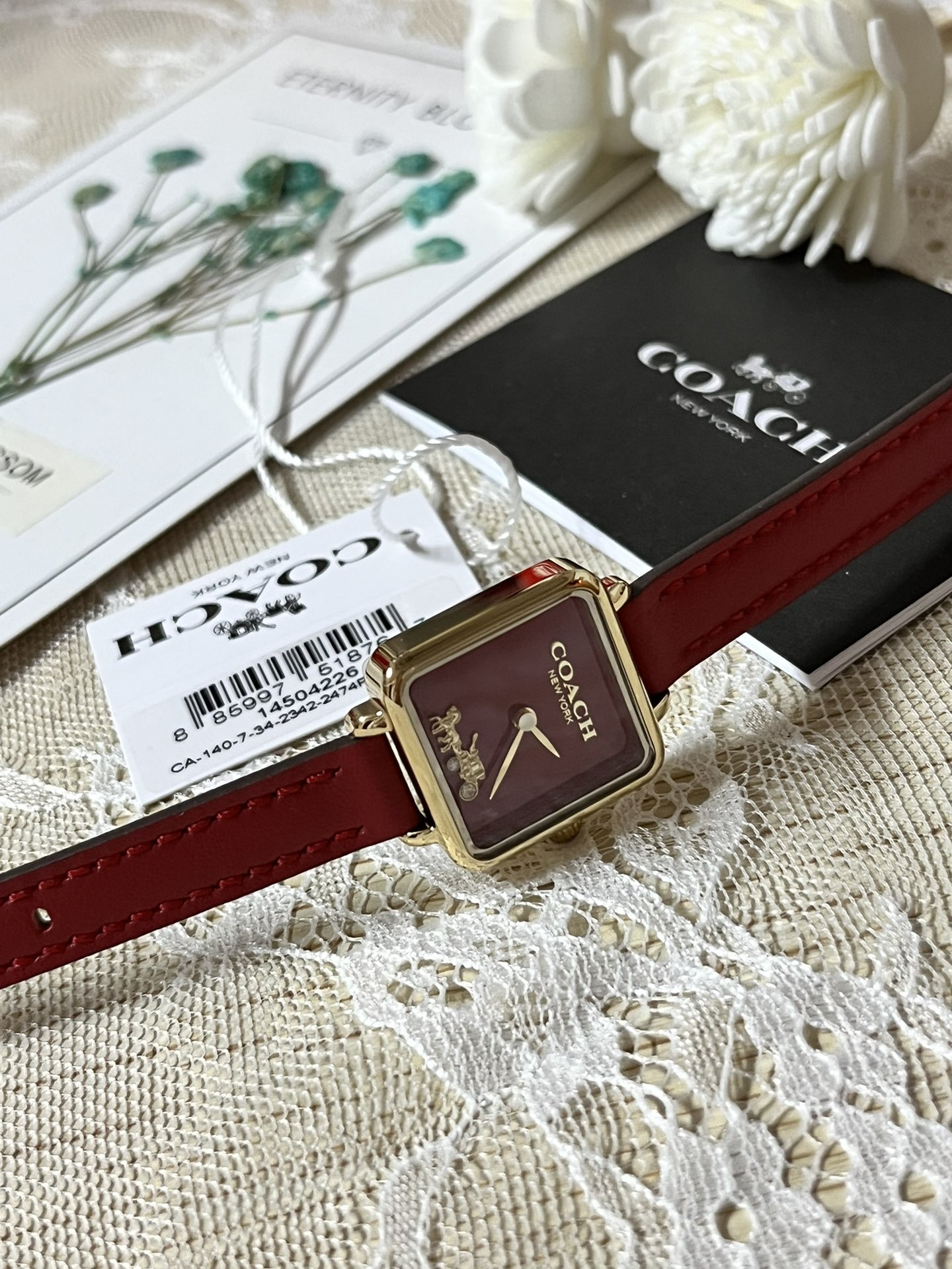 批💰180配盒
来咯[庆祝]来咯[庆祝]来咯[庆祝]请认准独家首发🔥🔥🔥COACH/蔻驰小方糖女士腕表，低调简约的时髦魅力，复古风时尚百搭，独具视觉美感、典雅而精致，轻奢又不失时尚潮范，方形简约日晖纹表盘配以简洁利落的流畅线条柔和而高级，以简约无数字表盘加以璀璨点缀的品牌马车图案，看似简约却不简单，令人一眼辨识毫不费力看起来就足够高级感满满，去掌握属于自己的节奏、张弛有度，日常通勤、度假聚会、随心随型演绎一种热爱生活 由内而外流露出时尚高级贵气之美，让你的风格极具辨识度也极具美感哦[玫瑰][玫瑰][玫瑰]真皮表带佩戴舒适柔软上手美美哒！30米生活防水，尺寸：22 mm,配专柜全套包装出货。