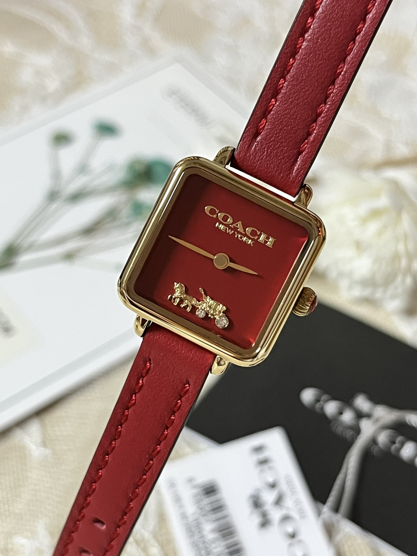 批💰180配盒
来咯[庆祝]来咯[庆祝]来咯[庆祝]请认准独家首发🔥🔥🔥COACH/蔻驰小方糖女士腕表，低调简约的时髦魅力，复古风时尚百搭，独具视觉美感、典雅而精致，轻奢又不失时尚潮范，方形简约日晖纹表盘配以简洁利落的流畅线条柔和而高级，以简约无数字表盘加以璀璨点缀的品牌马车图案，看似简约却不简单，令人一眼辨识毫不费力看起来就足够高级感满满，去掌握属于自己的节奏、张弛有度，日常通勤、度假聚会、随心随型演绎一种热爱生活 由内而外流露出时尚高级贵气之美，让你的风格极具辨识度也极具美感哦[玫瑰][玫瑰][玫瑰]真皮表带佩戴舒适柔软上手美美哒！30米生活防水，尺寸：22 mm,配专柜全套包装出货。