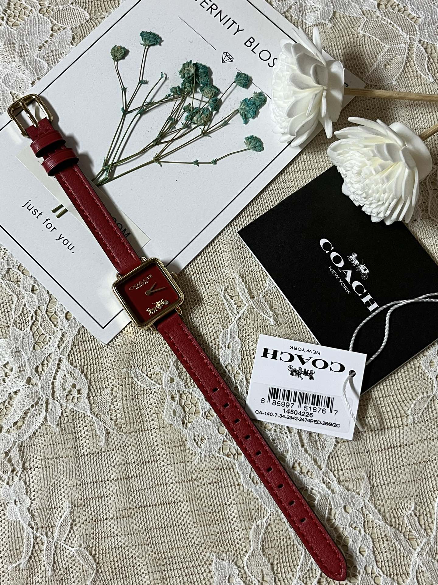 批💰180配盒
来咯[庆祝]来咯[庆祝]来咯[庆祝]请认准独家首发🔥🔥🔥COACH/蔻驰小方糖女士腕表，低调简约的时髦魅力，复古风时尚百搭，独具视觉美感、典雅而精致，轻奢又不失时尚潮范，方形简约日晖纹表盘配以简洁利落的流畅线条柔和而高级，以简约无数字表盘加以璀璨点缀的品牌马车图案，看似简约却不简单，令人一眼辨识毫不费力看起来就足够高级感满满，去掌握属于自己的节奏、张弛有度，日常通勤、度假聚会、随心随型演绎一种热爱生活 由内而外流露出时尚高级贵气之美，让你的风格极具辨识度也极具美感哦[玫瑰][玫瑰][玫瑰]真皮表带佩戴舒适柔软上手美美哒！30米生活防水，尺寸：22 mm,配专柜全套包装出货。